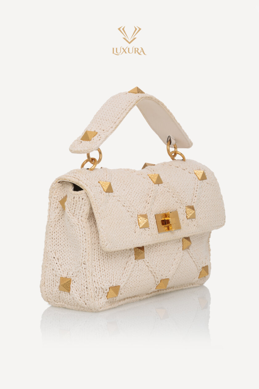 <span style="font-size: 10px; color: rgb(101, 101, 101);letter-spacing: .15em;">BEST DEAL</span><br><strong> VALENTINO </strong><br><div style="margin-top:10px; font-size:16px;">Knit Large Roman Stud Shoulder Bag Ecru </div><br> - Image 3
