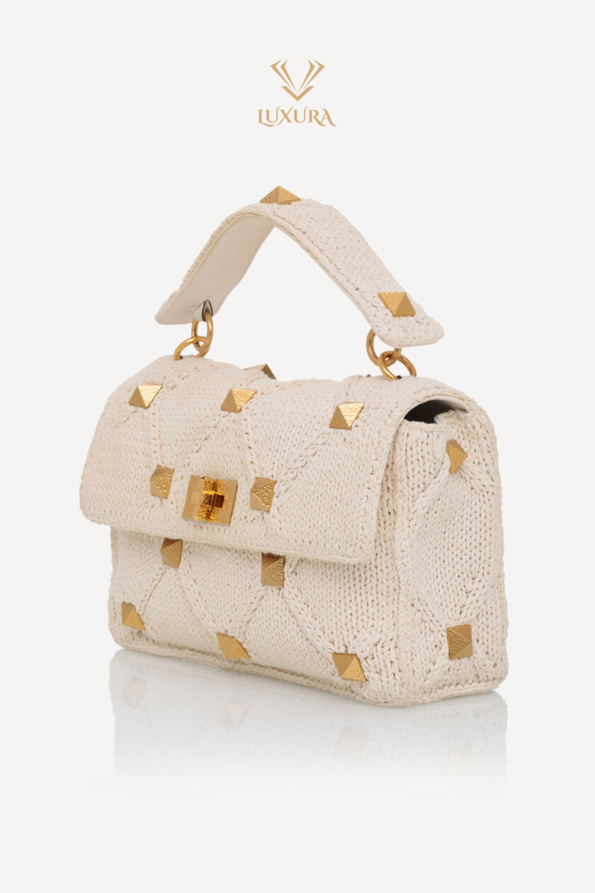<span style="font-size: 10px; color: rgb(101, 101, 101);letter-spacing: .15em;">BEST DEAL</span><br><strong> VALENTINO </strong><br><div style="margin-top:10px; font-size:16px;">Knit Large Roman Stud Shoulder Bag Ecru </div><br> - Image 9