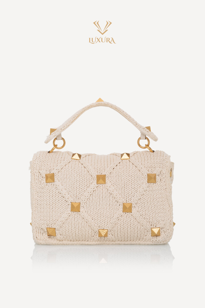<span style="font-size: 10px; color: rgb(101, 101, 101);letter-spacing: .15em;">BEST DEAL</span><br><strong> VALENTINO </strong><br><div style="margin-top:10px; font-size:16px;">Knit Large Roman Stud Shoulder Bag Ecru </div><br> - Image 6