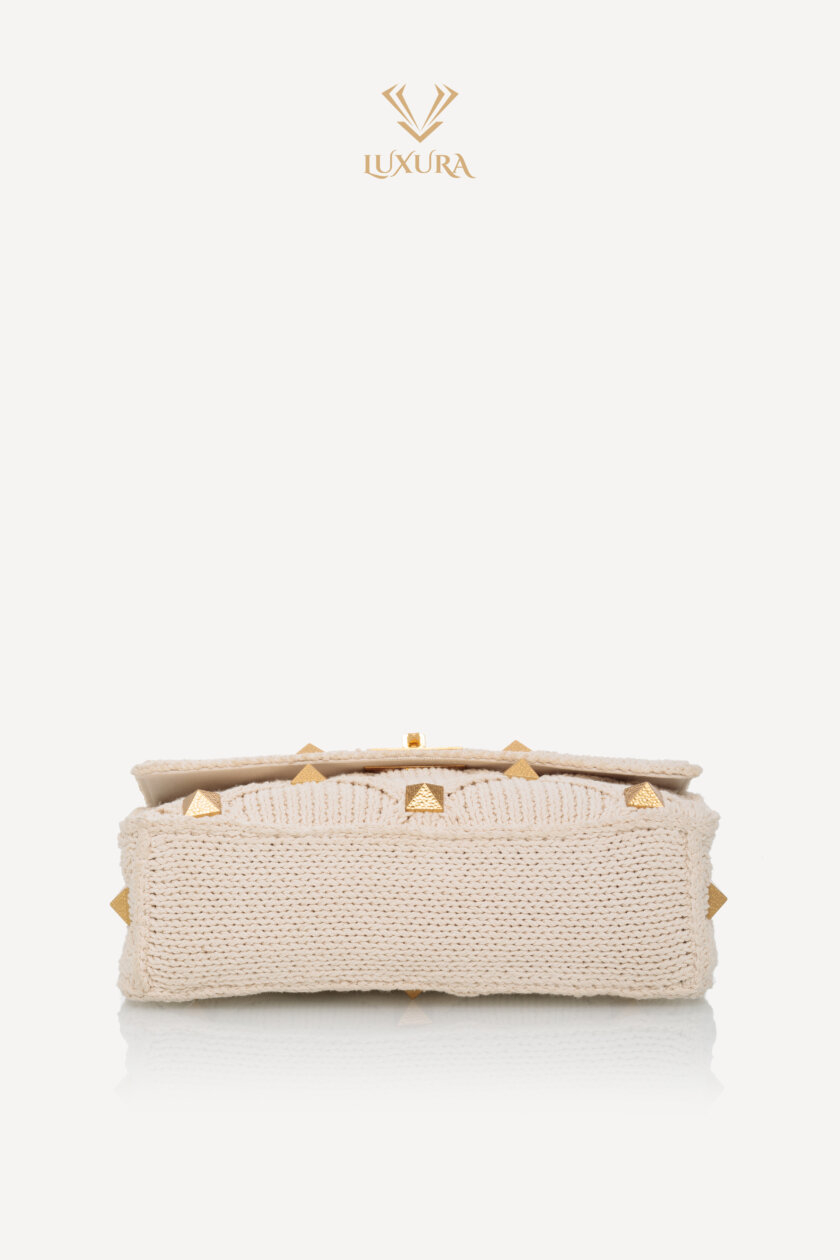 <span style="font-size: 10px; color: rgb(101, 101, 101);letter-spacing: .15em;">BEST DEAL</span><br><strong> VALENTINO </strong><br><div style="margin-top:10px; font-size:16px;">Knit Large Roman Stud Shoulder Bag Ecru </div><br> - Image 20