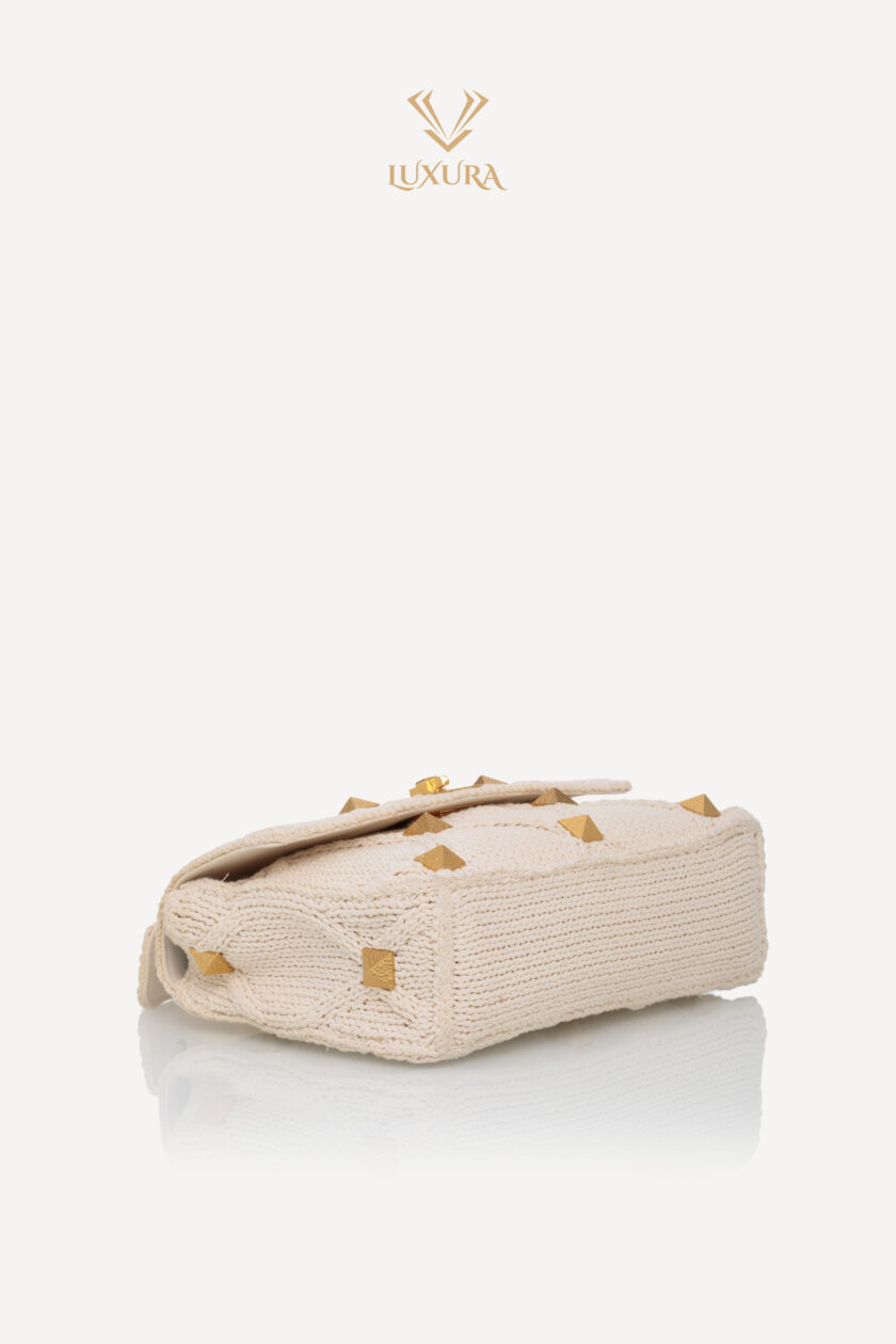 <span style="font-size: 10px; color: rgb(101, 101, 101);letter-spacing: .15em;">BEST DEAL</span><br><strong> VALENTINO </strong><br><div style="margin-top:10px; font-size:16px;">Knit Large Roman Stud Shoulder Bag Ecru </div><br> - Image 19