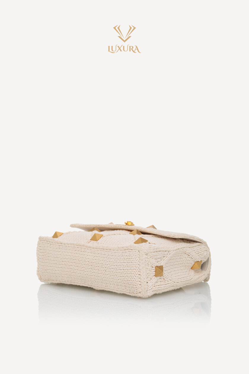 <span style="font-size: 10px; color: rgb(101, 101, 101);letter-spacing: .15em;">BEST DEAL</span><br><strong> VALENTINO </strong><br><div style="margin-top:10px; font-size:16px;">Knit Large Roman Stud Shoulder Bag Ecru </div><br> - Image 21