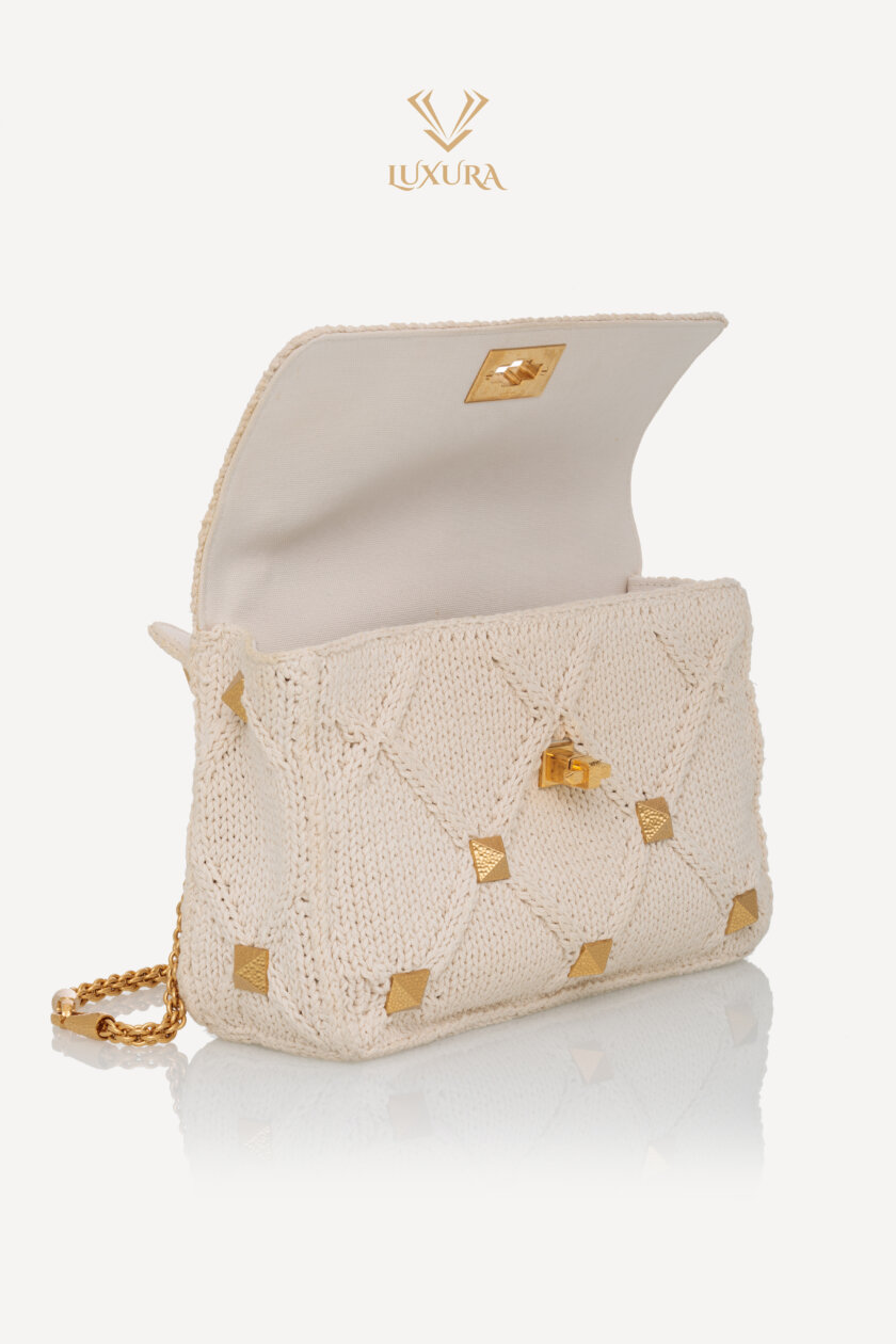 <span style="font-size: 10px; color: rgb(101, 101, 101);letter-spacing: .15em;">BEST DEAL</span><br><strong> VALENTINO </strong><br><div style="margin-top:10px; font-size:16px;">Knit Large Roman Stud Shoulder Bag Ecru </div><br> - Image 8