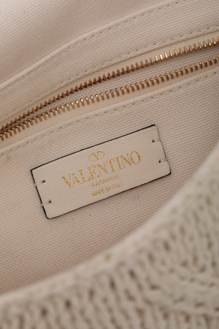 <span style="font-size: 10px; color: rgb(101, 101, 101);letter-spacing: .15em;">BEST DEAL</span><br><strong> VALENTINO </strong><br><div style="margin-top:10px; font-size:16px;">Knit Large Roman Stud Shoulder Bag Ecru </div><br> - Image 16