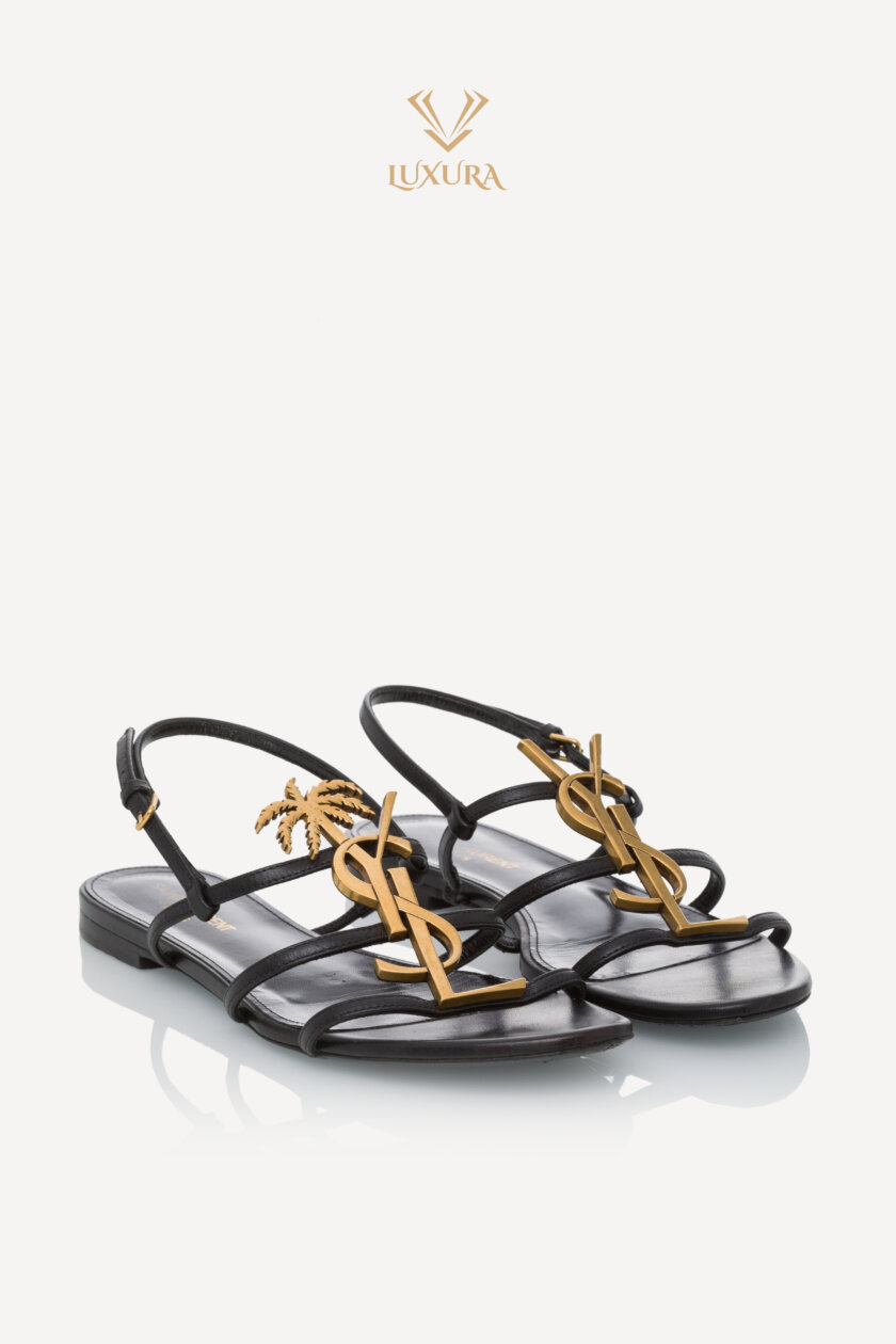 <span style="font-size: 12px; color: rgb(101, 101, 101);letter-spacing: .15em;">BEST DEAL </span><br><strong> SAINT LAURENT </strong><br><div style="margin-top:10px; margin-bottom:30px; font-size:16px;">Cassandra Black Leather Logo Slingback Sandals 38.5</div> - Image 4