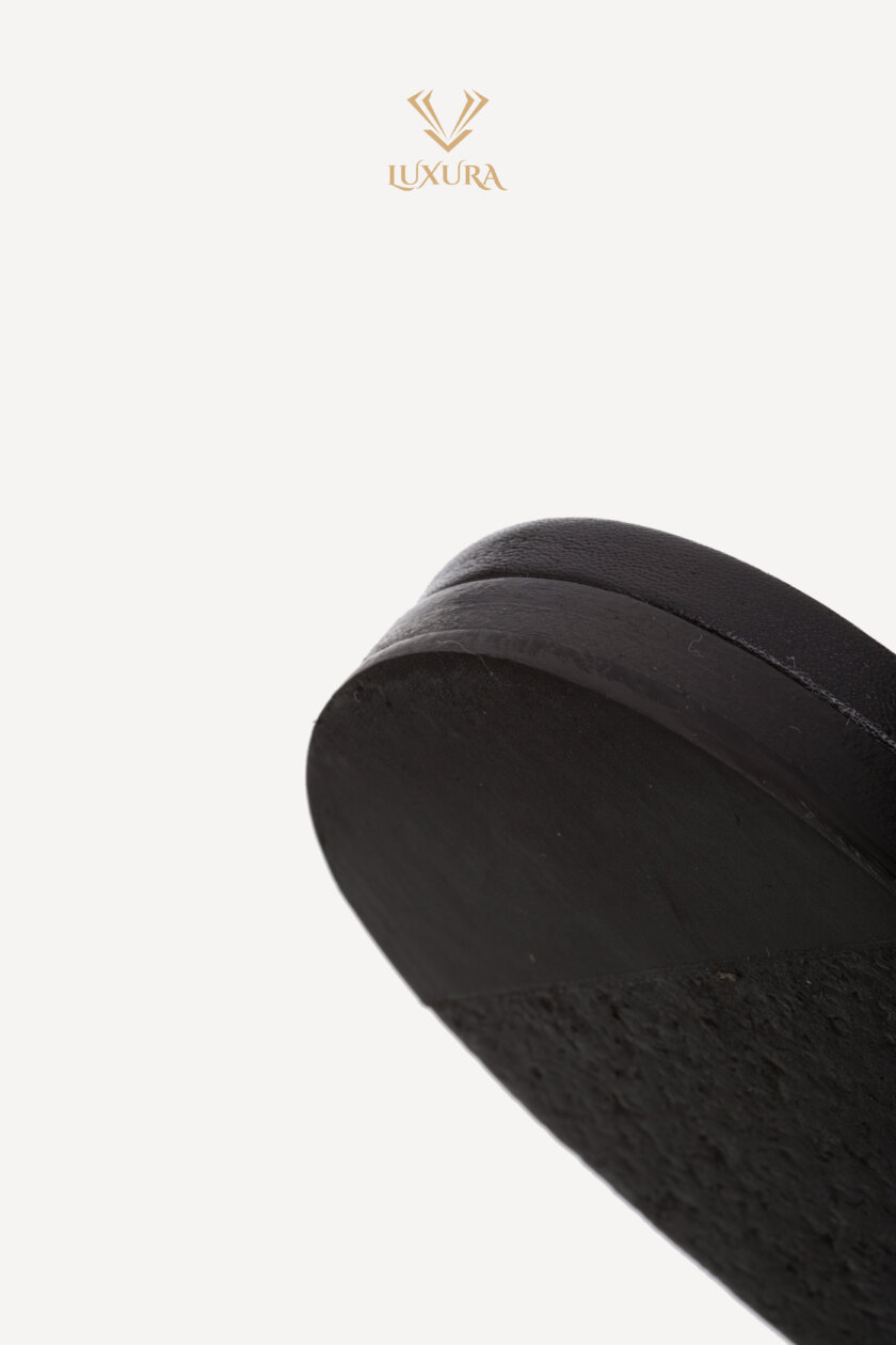 <span style="font-size: 12px; color: rgb(101, 101, 101);letter-spacing: .15em;">BEST DEAL </span><br><strong> SAINT LAURENT </strong><br><div style="margin-top:10px; margin-bottom:30px; font-size:16px;">Cassandra Black Leather Logo Slingback Sandals 38.5</div> - Image 16