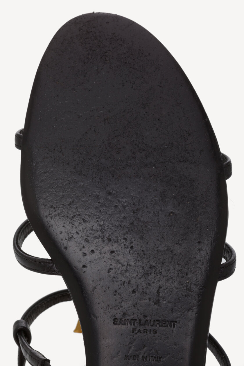 <span style="font-size: 12px; color: rgb(101, 101, 101);letter-spacing: .15em;">BEST DEAL </span><br><strong> SAINT LAURENT </strong><br><div style="margin-top:10px; margin-bottom:30px; font-size:16px;">Cassandra Black Leather Logo Slingback Sandals 38.5</div> - Image 15