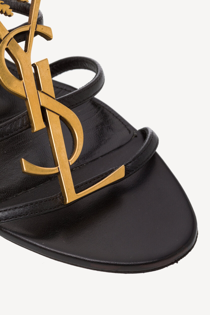 <span style="font-size: 12px; color: rgb(101, 101, 101);letter-spacing: .15em;">BEST DEAL </span><br><strong> SAINT LAURENT </strong><br><div style="margin-top:10px; margin-bottom:30px; font-size:16px;">Cassandra Black Leather Logo Slingback Sandals 38.5</div> - Image 7