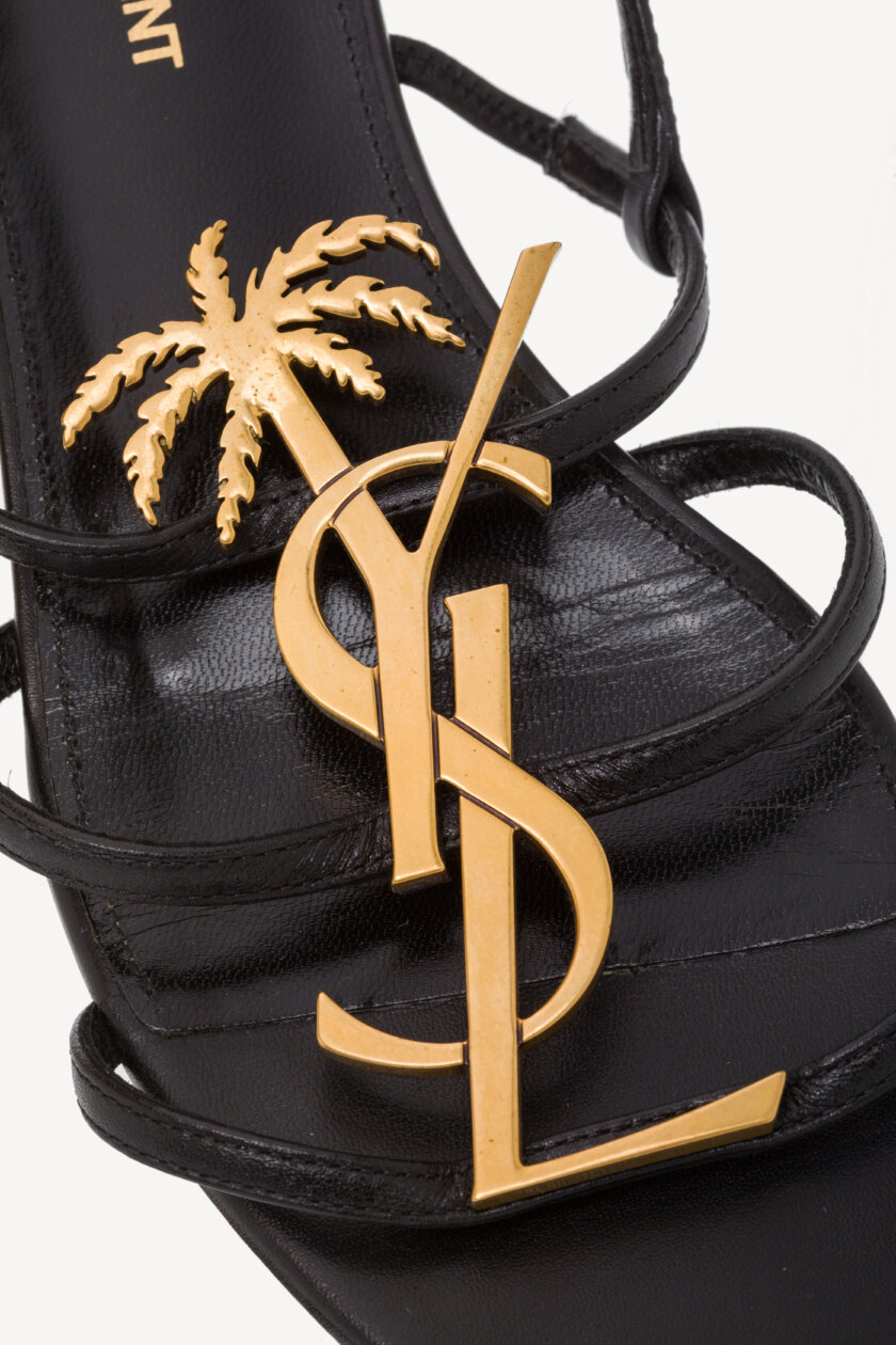 <span style="font-size: 12px; color: rgb(101, 101, 101);letter-spacing: .15em;">BEST DEAL </span><br><strong> SAINT LAURENT </strong><br><div style="margin-top:10px; margin-bottom:30px; font-size:16px;">Cassandra Black Leather Logo Slingback Sandals 38.5</div> - Image 6