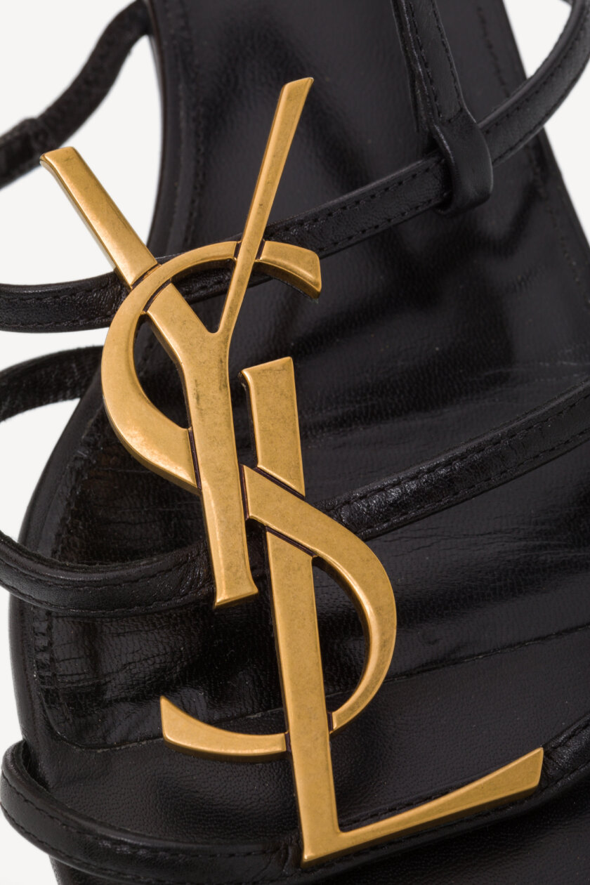 <span style="font-size: 12px; color: rgb(101, 101, 101);letter-spacing: .15em;">BEST DEAL </span><br><strong> SAINT LAURENT </strong><br><div style="margin-top:10px; margin-bottom:30px; font-size:16px;">Cassandra Black Leather Logo Slingback Sandals 38.5</div> - Image 8