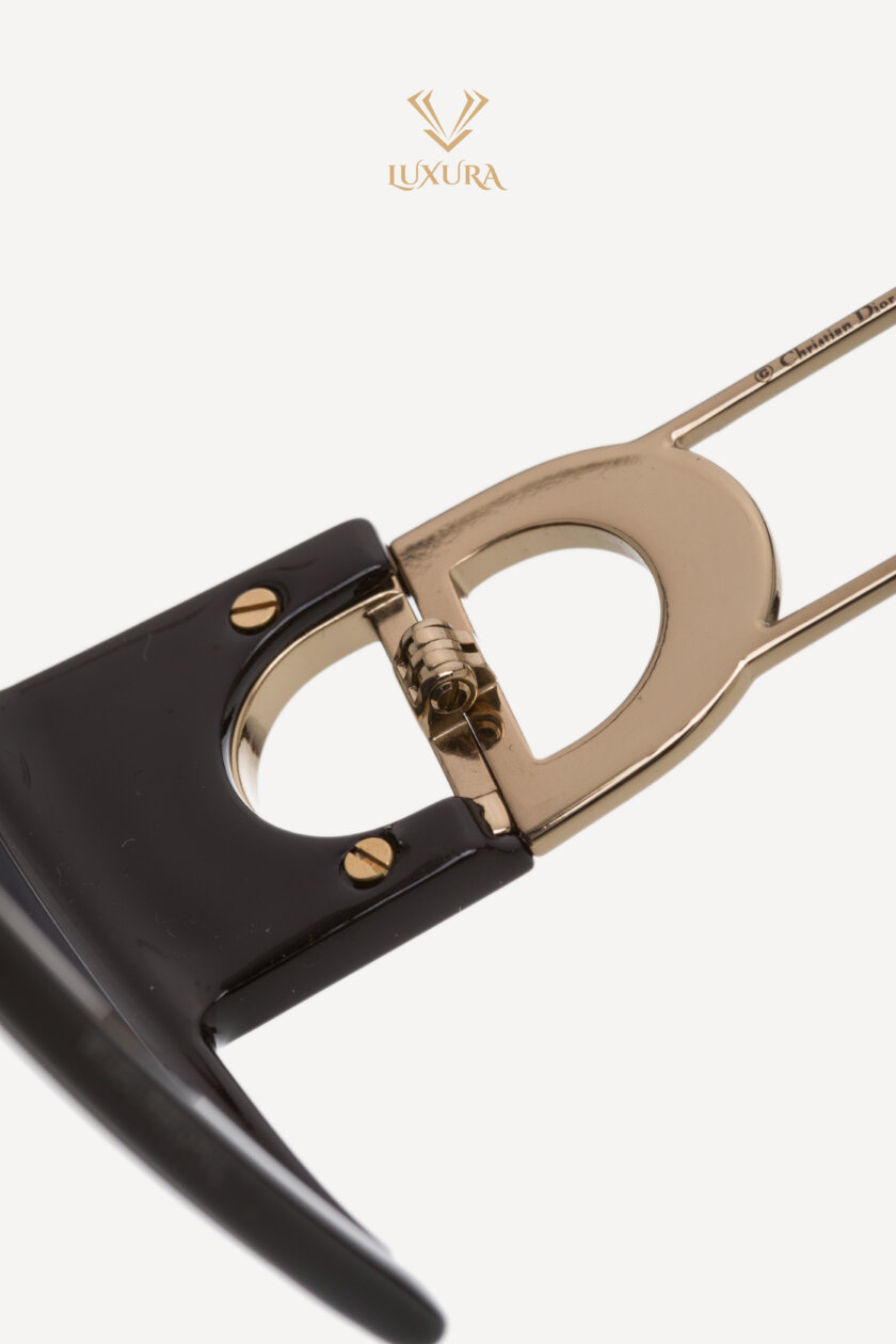 <span style="font-size: 10px; color: rgb(101, 101, 101);letter-spacing: .15em;">BEST DEAL </span><br><strong> DIOR</strong><br><div style="margin-top:10px; font-size:16px;">30 Montaigne SU Oversized Square Sunglasses Black</div><br> - Image 8