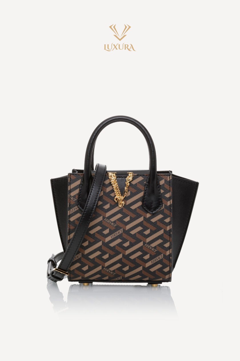 <span style="font-size: 10px; color: rgb(101, 101, 101);letter-spacing: .15em;">BEST DEAL</span><br><strong> VERSACE </strong><br><div style="margin-top:10px;font-size:16px;">La Greca Virtus V Mini Bag </div><br>