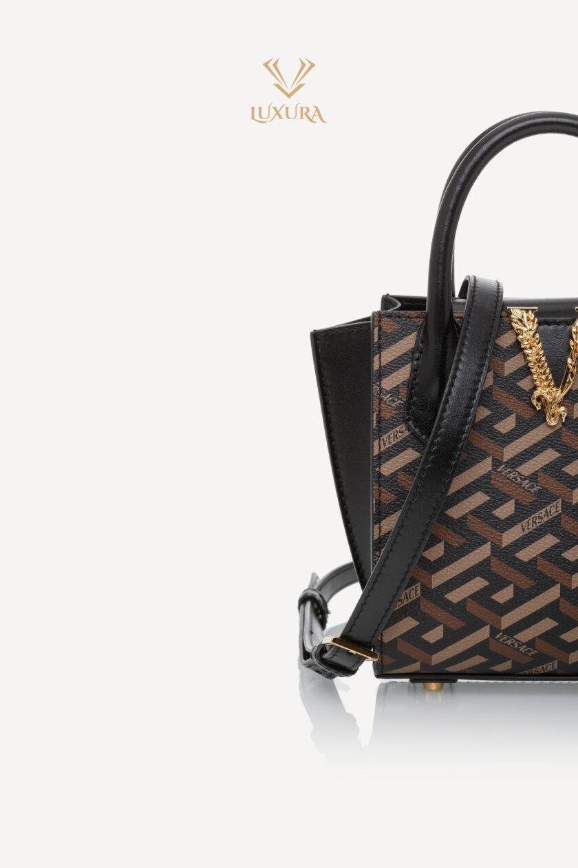 <span style="font-size: 10px; color: rgb(101, 101, 101);letter-spacing: .15em;">BEST DEAL</span><br><strong> VERSACE </strong><br><div style="margin-top:10px;font-size:16px;">La Greca Virtus V Mini Bag </div><br> - Image 8