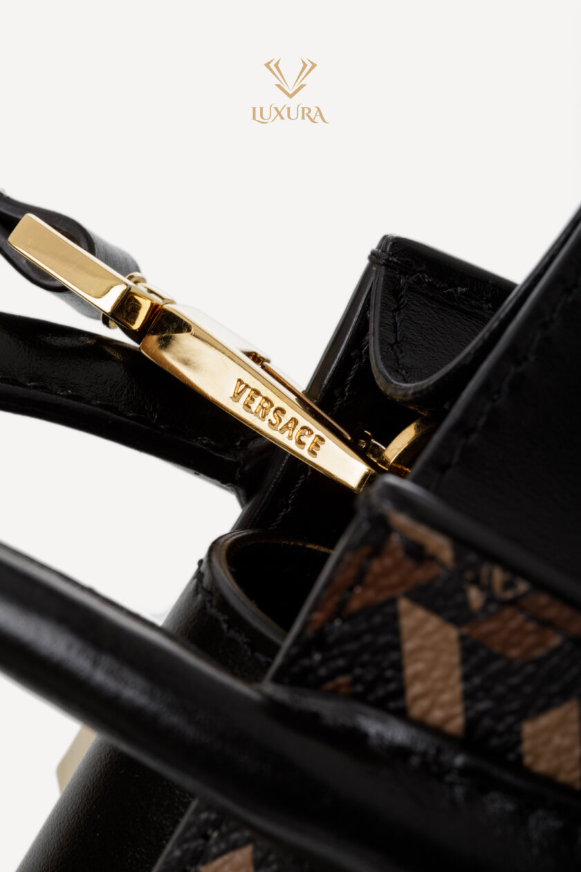<span style="font-size: 10px; color: rgb(101, 101, 101);letter-spacing: .15em;">BEST DEAL</span><br><strong> VERSACE </strong><br><div style="margin-top:10px;font-size:16px;">La Greca Virtus V Mini Bag </div><br> - Image 16