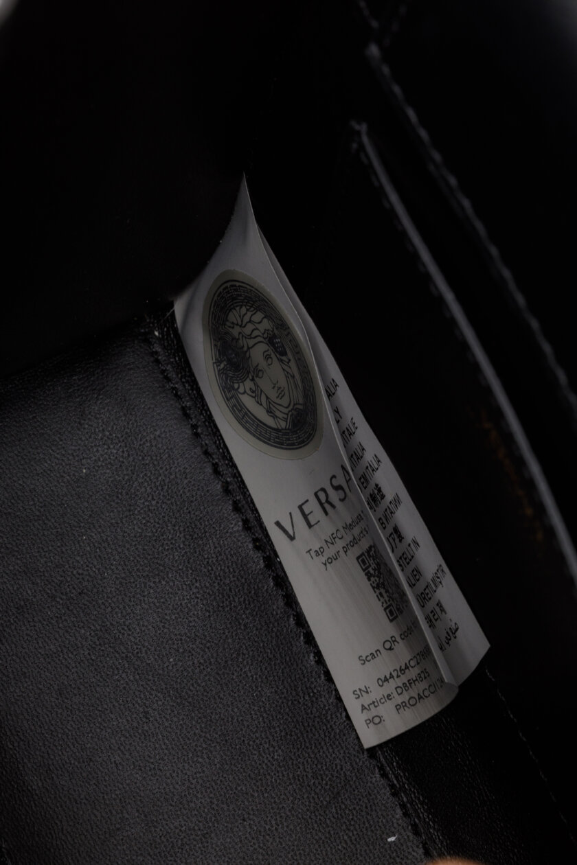 <span style="font-size: 10px; color: rgb(101, 101, 101);letter-spacing: .15em;">BEST DEAL</span><br><strong> VERSACE </strong><br><div style="margin-top:10px;font-size:16px;">La Greca Virtus V Mini Bag </div><br> - Image 14