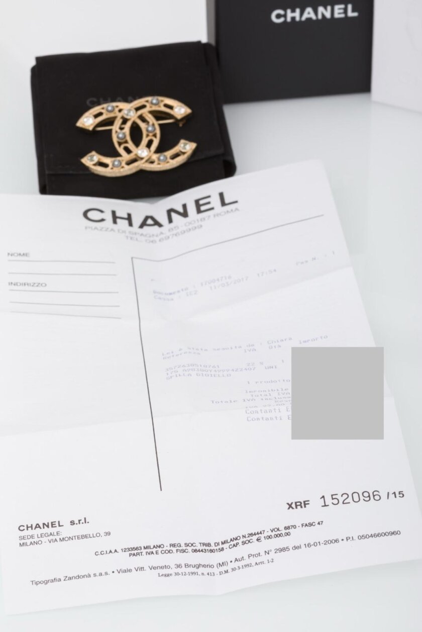 <span style="font-size: 10px; color: rgb(101, 101, 101);letter-spacing: .15em;">HARD TO FIND</span><br><strong> CHANEL </strong><br><div style="margin-top:10px; font-size:16px;"> Crystal Pearl CC Brooch Gold </div><br> - Image 4