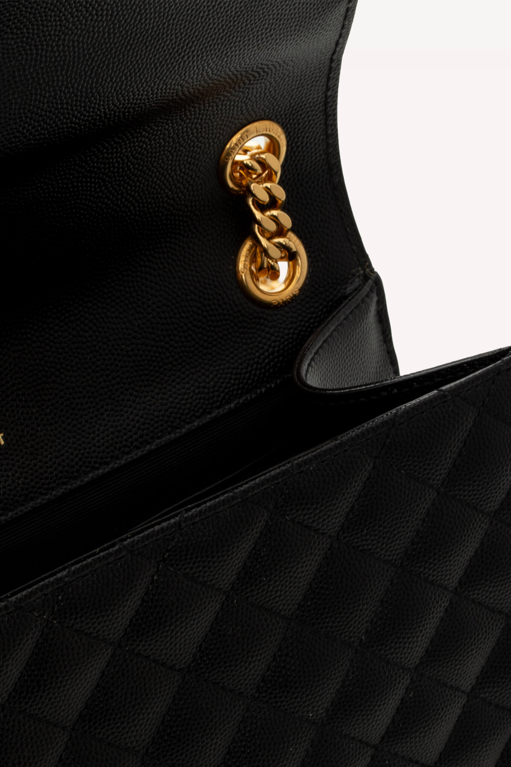 <span style="font-size: 10px; color: rgb(101, 101, 101);letter-spacing: .15em;">HARD TO FIND</span><br><strong> SAINT LAURENT </strong><br><div style="margin-top:10px; font-size:16px;">Envelope Medium in Quilted Grain de Poudre Embossed Leather Black</div><br> - Image 13