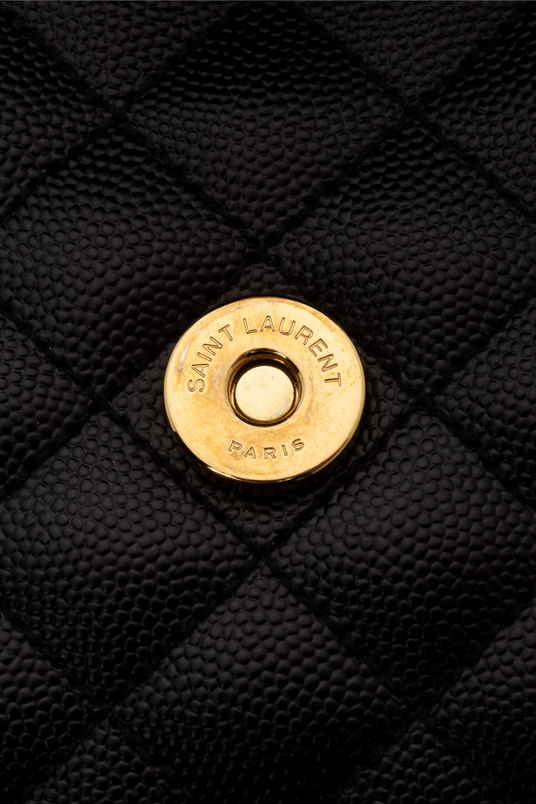 <span style="font-size: 10px; color: rgb(101, 101, 101);letter-spacing: .15em;">HARD TO FIND</span><br><strong> SAINT LAURENT </strong><br><div style="margin-top:10px; font-size:16px;">Envelope Medium in Quilted Grain de Poudre Embossed Leather Black</div><br> - Image 19