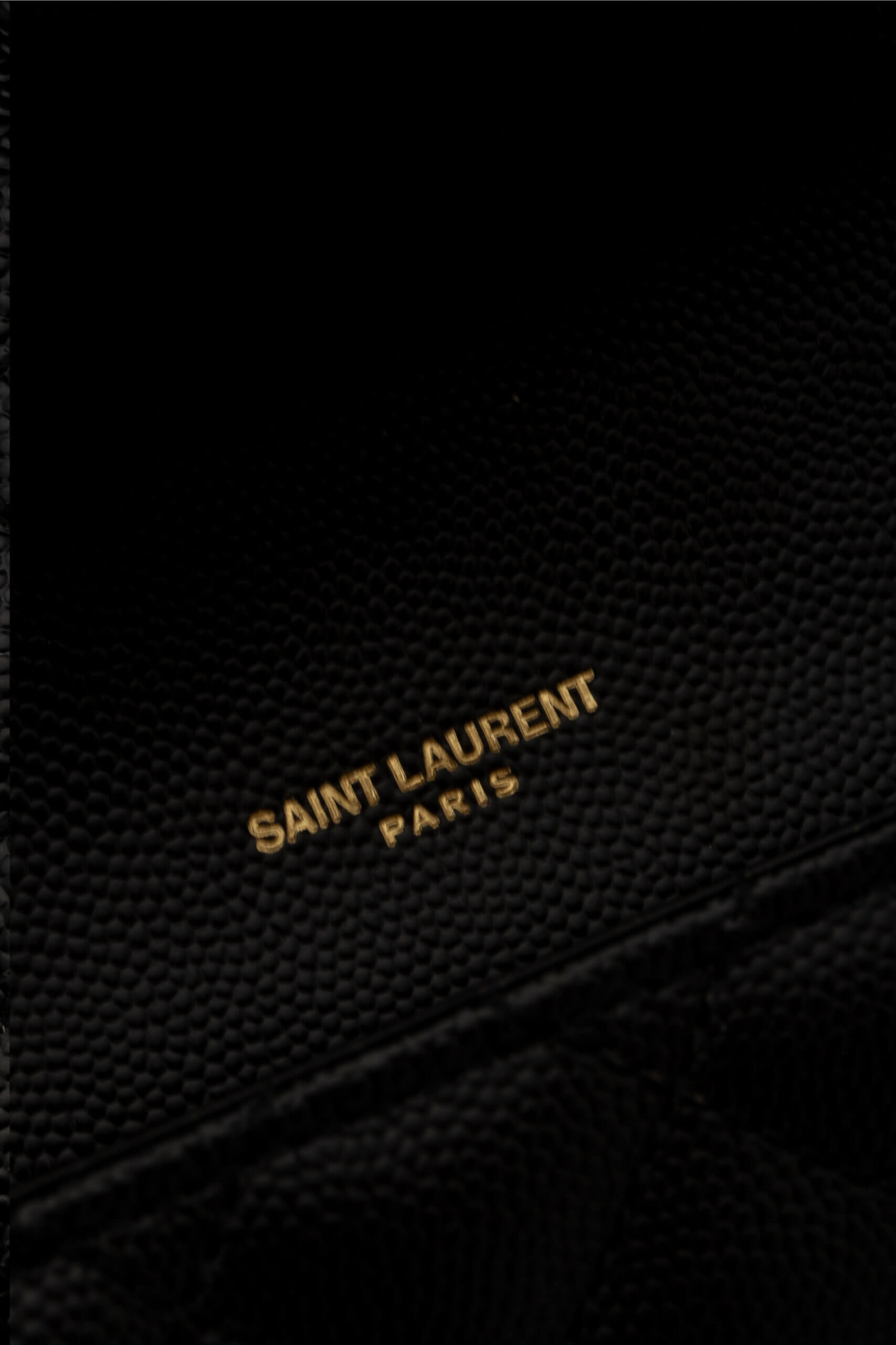 <span style="font-size: 10px; color: rgb(101, 101, 101);letter-spacing: .15em;">HARD TO FIND</span><br><strong> SAINT LAURENT </strong><br><div style="margin-top:10px; font-size:16px;">Envelope Medium in Quilted Grain de Poudre Embossed Leather Black</div><br> - Image 16