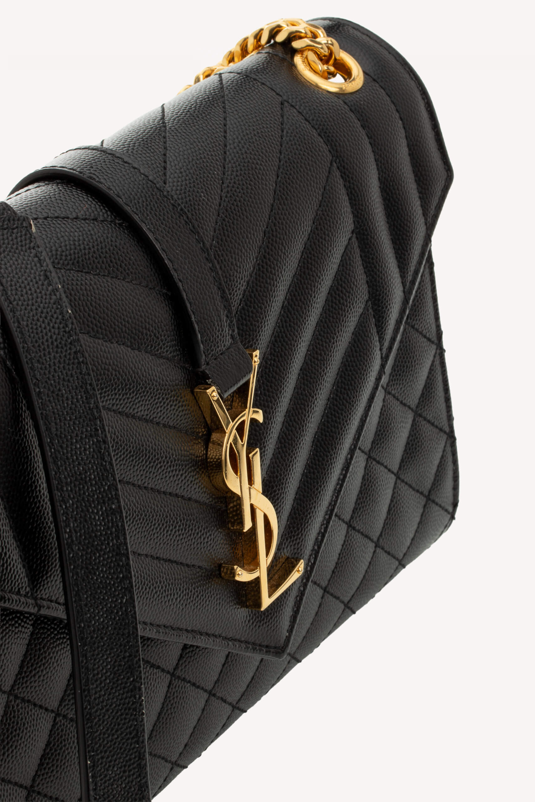 <span style="font-size: 10px; color: rgb(101, 101, 101);letter-spacing: .15em;">HARD TO FIND</span><br><strong> SAINT LAURENT </strong><br><div style="margin-top:10px; font-size:16px;">Envelope Medium in Quilted Grain de Poudre Embossed Leather Black</div><br> - Image 10