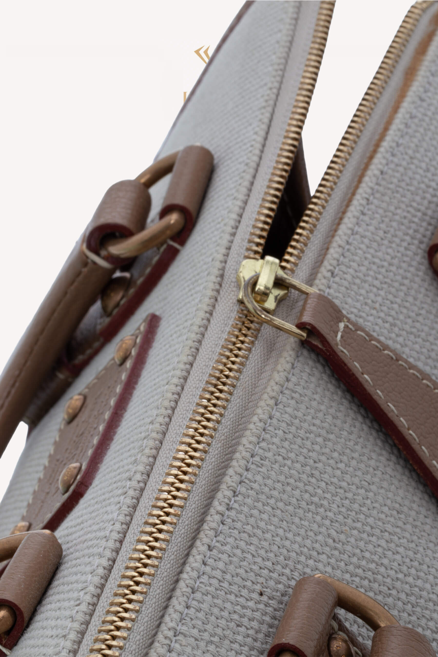 <span style="font-size: 10px; color: rgb(101, 101, 101);letter-spacing: .15em;">BEST DEAL </span><br><strong> LOUIS VUITTON </strong><br><div style="margin-top:10px; font-size:16px;"> Toile Trianon Sac Neverfull Weekender 30 Beige </div><br> - Image 9