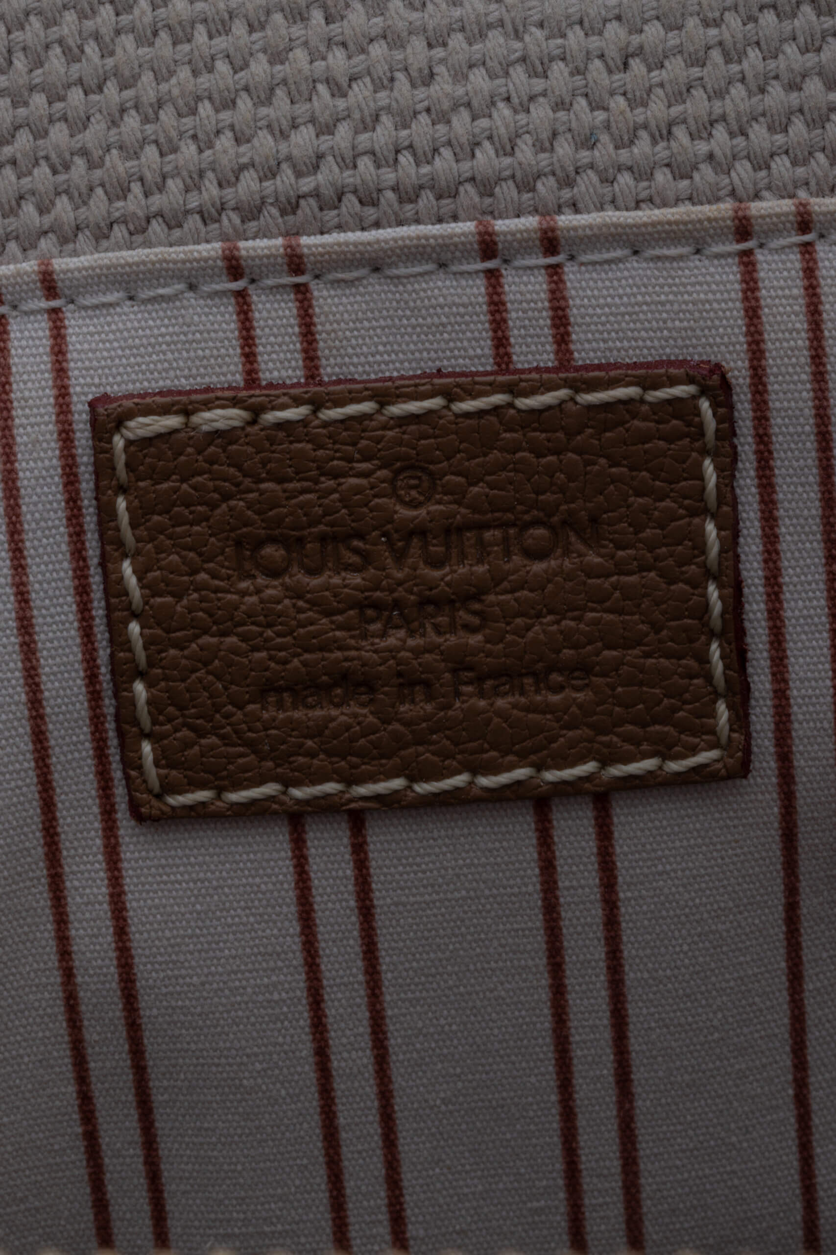 <span style="font-size: 10px; color: rgb(101, 101, 101);letter-spacing: .15em;">BEST DEAL </span><br><strong> LOUIS VUITTON </strong><br><div style="margin-top:10px; font-size:16px;"> Toile Trianon Sac Neverfull Weekender 30 Beige </div><br> - Image 19