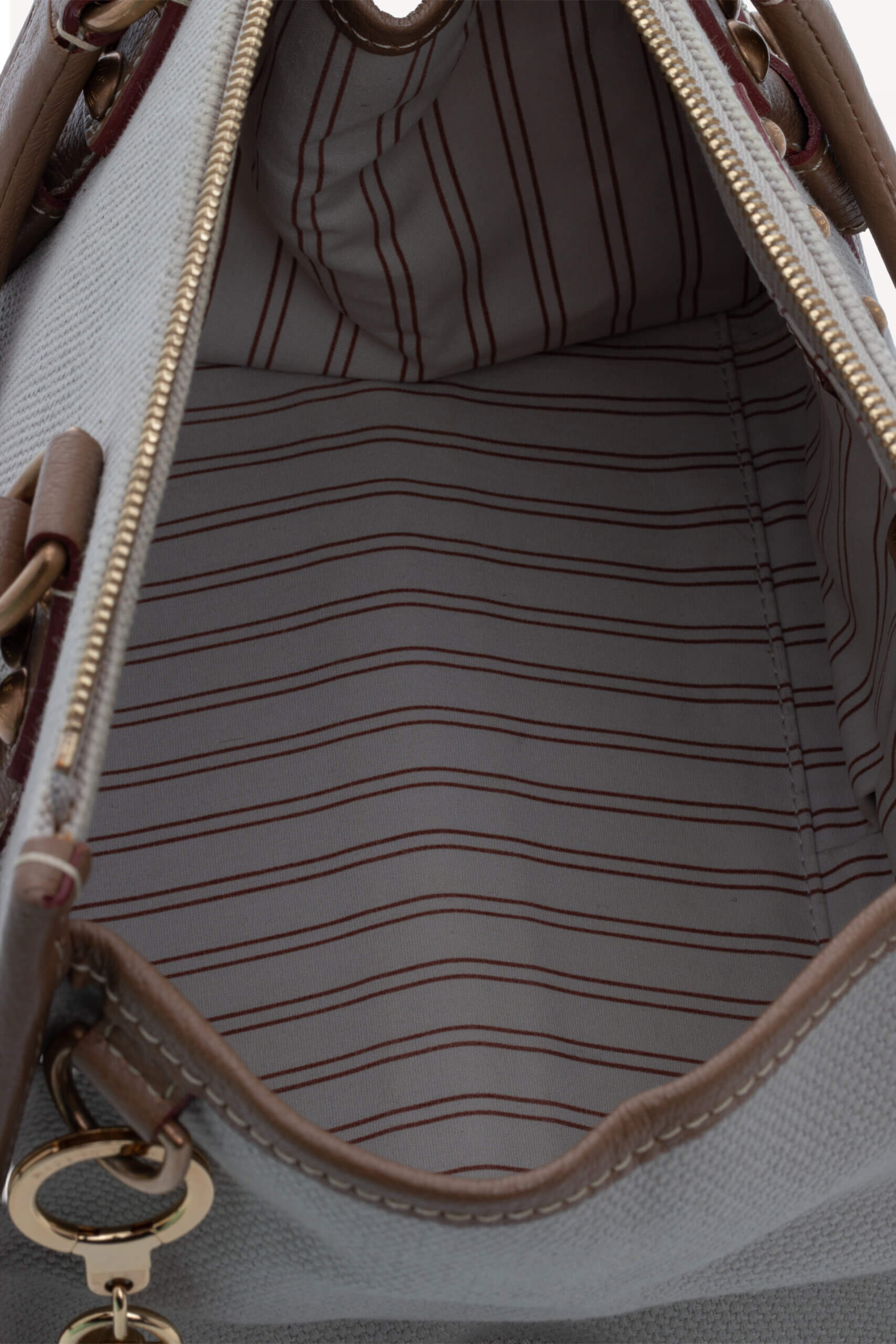 <span style="font-size: 10px; color: rgb(101, 101, 101);letter-spacing: .15em;">BEST DEAL </span><br><strong> LOUIS VUITTON </strong><br><div style="margin-top:10px; font-size:16px;"> Toile Trianon Sac Neverfull Weekender 30 Beige </div><br> - Image 8