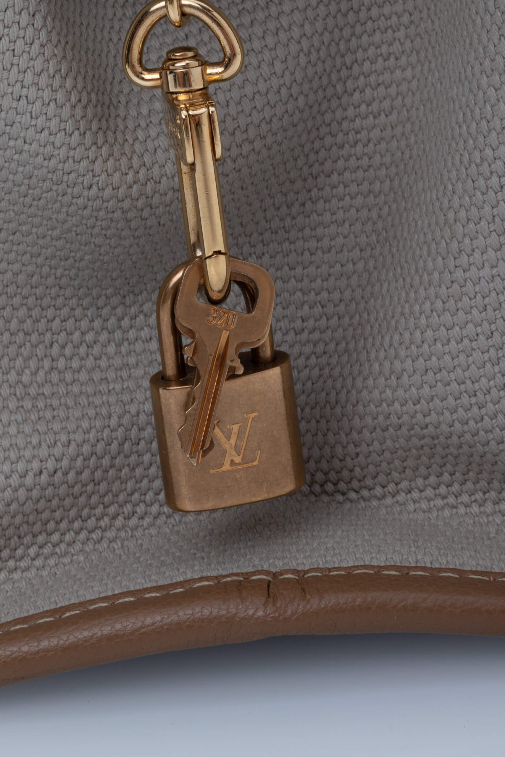 <span style="font-size: 10px; color: rgb(101, 101, 101);letter-spacing: .15em;">BEST DEAL </span><br><strong> LOUIS VUITTON </strong><br><div style="margin-top:10px; font-size:16px;"> Toile Trianon Sac Neverfull Weekender 30 Beige </div><br> - Image 16