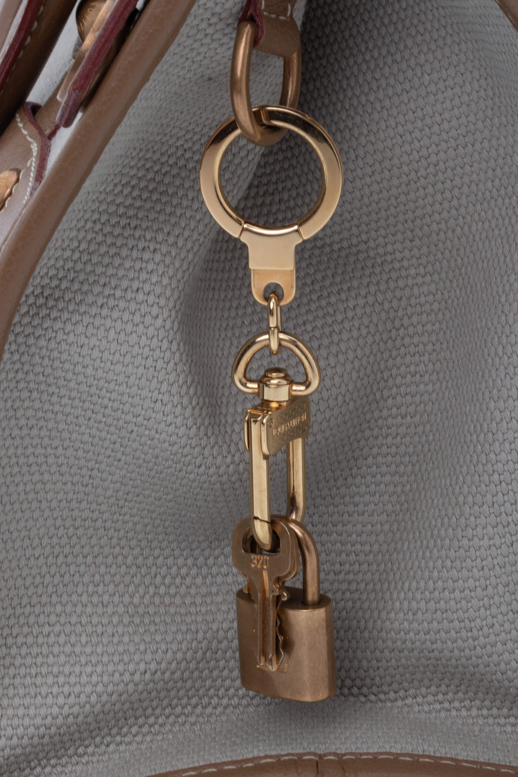 <span style="font-size: 10px; color: rgb(101, 101, 101);letter-spacing: .15em;">BEST DEAL </span><br><strong> LOUIS VUITTON </strong><br><div style="margin-top:10px; font-size:16px;"> Toile Trianon Sac Neverfull Weekender 30 Beige </div><br> - Image 10