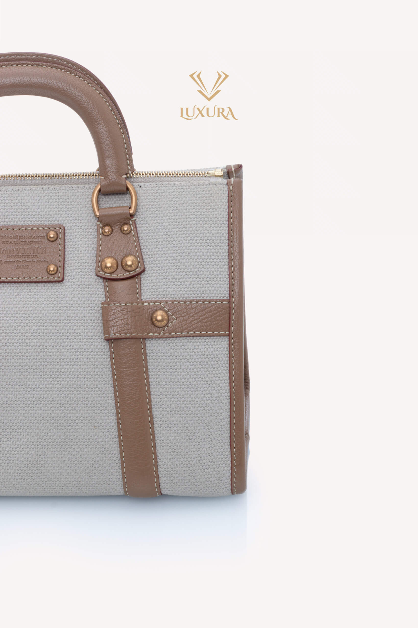 <span style="font-size: 10px; color: rgb(101, 101, 101);letter-spacing: .15em;">BEST DEAL </span><br><strong> LOUIS VUITTON </strong><br><div style="margin-top:10px; font-size:16px;"> Toile Trianon Sac Neverfull Weekender 30 Beige </div><br> - Image 6