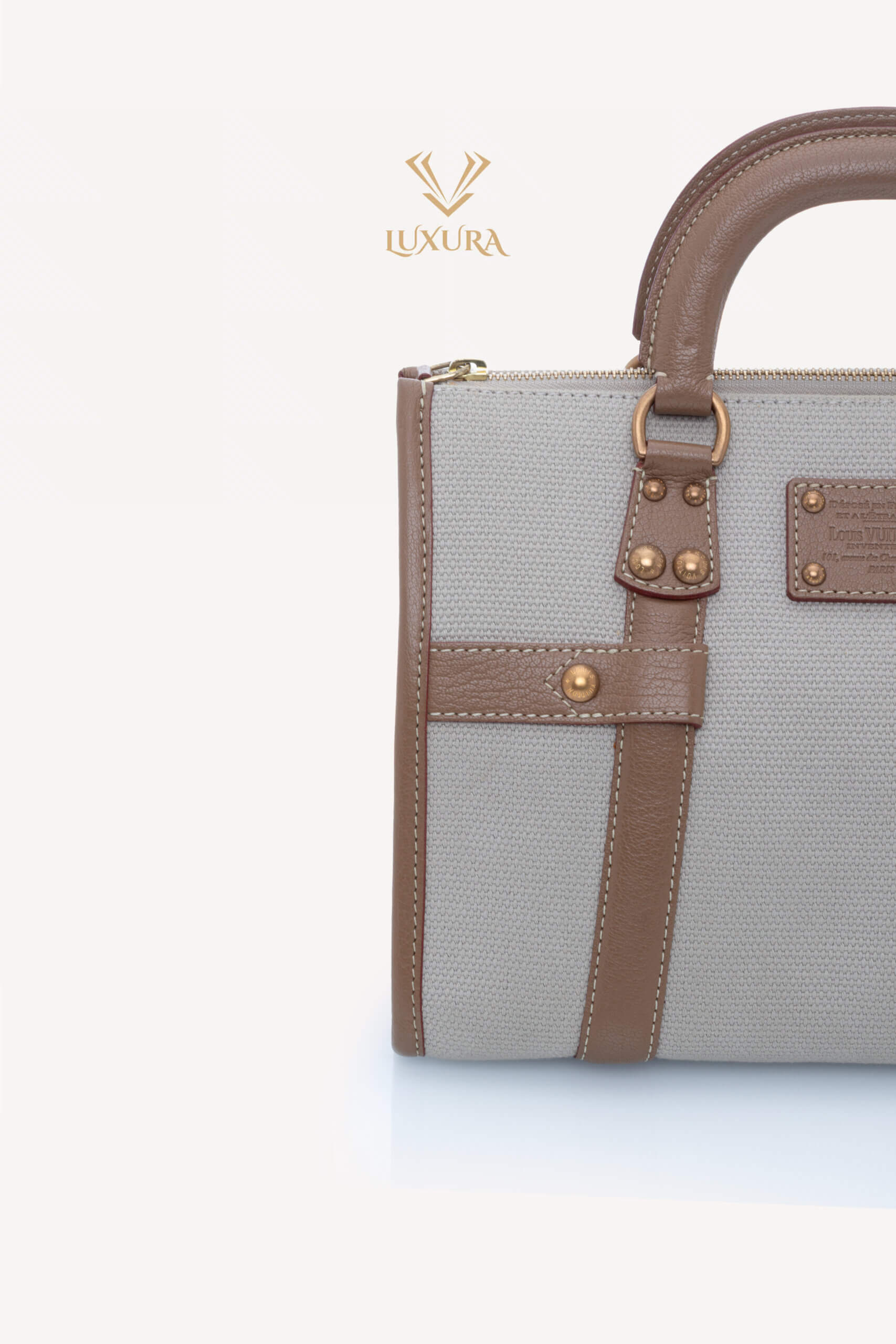 <span style="font-size: 10px; color: rgb(101, 101, 101);letter-spacing: .15em;">BEST DEAL </span><br><strong> LOUIS VUITTON </strong><br><div style="margin-top:10px; font-size:16px;"> Toile Trianon Sac Neverfull Weekender 30 Beige </div><br> - Image 5