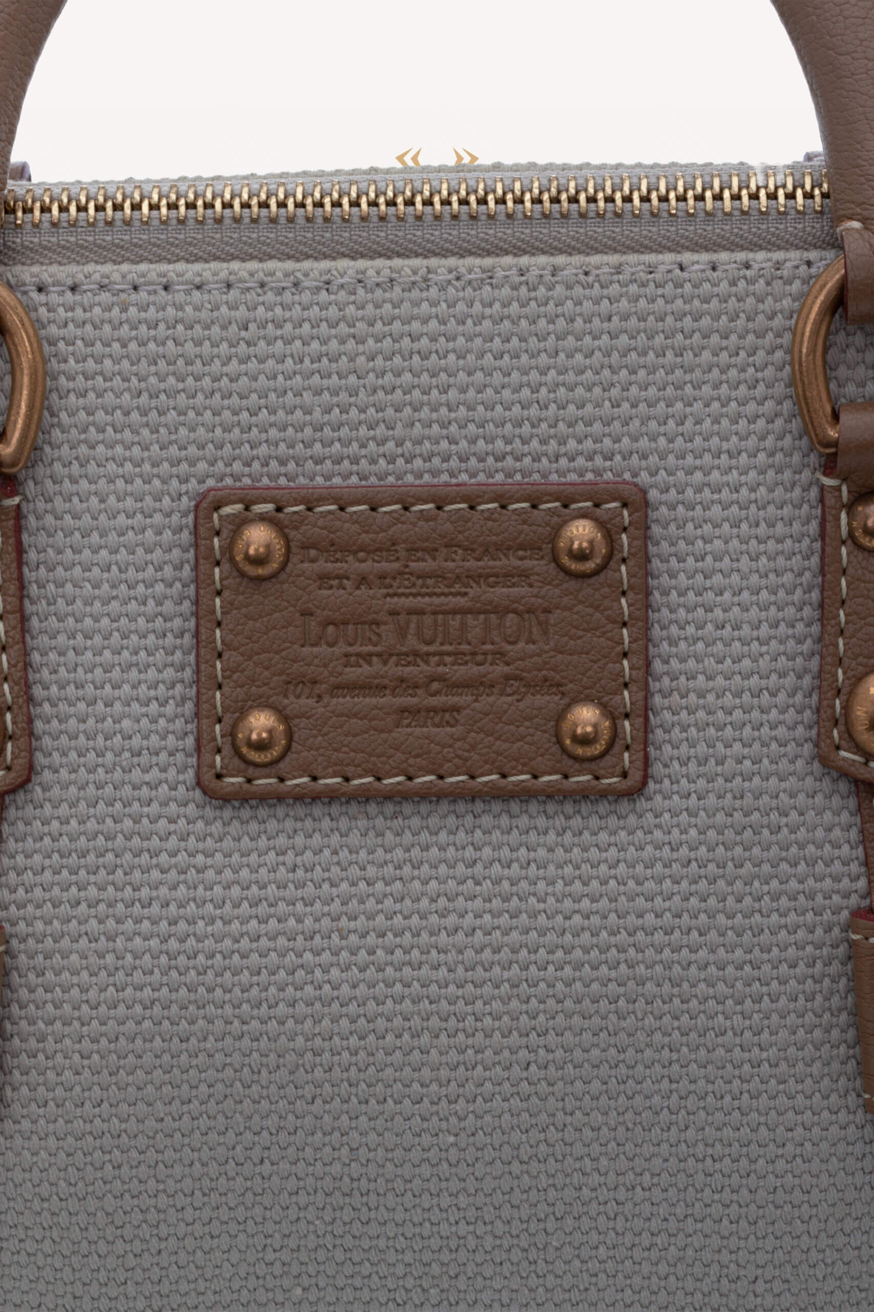 <span style="font-size: 10px; color: rgb(101, 101, 101);letter-spacing: .15em;">BEST DEAL </span><br><strong> LOUIS VUITTON </strong><br><div style="margin-top:10px; font-size:16px;"> Toile Trianon Sac Neverfull Weekender 30 Beige </div><br> - Image 15