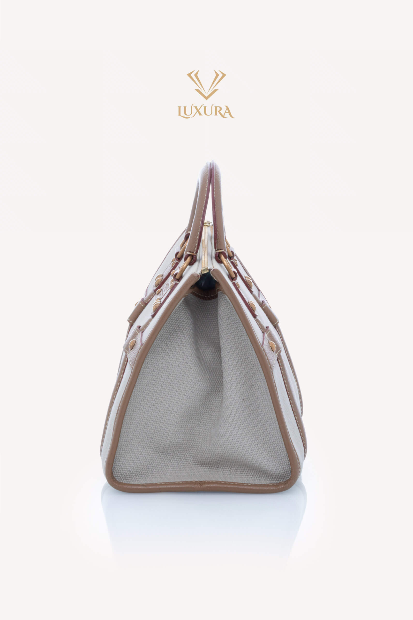 <span style="font-size: 10px; color: rgb(101, 101, 101);letter-spacing: .15em;">BEST DEAL </span><br><strong> LOUIS VUITTON </strong><br><div style="margin-top:10px; font-size:16px;"> Toile Trianon Sac Neverfull Weekender 30 Beige </div><br> - Image 3