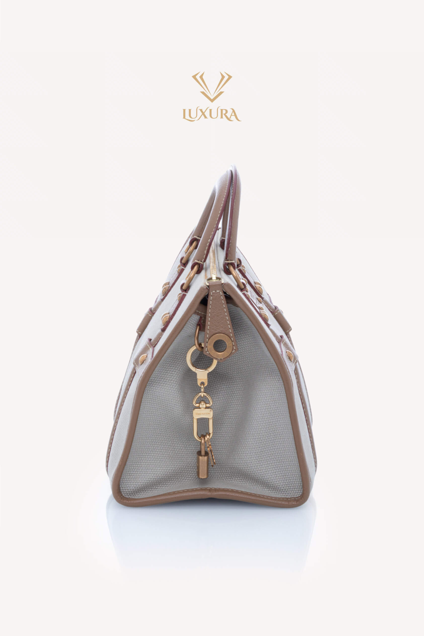 <span style="font-size: 10px; color: rgb(101, 101, 101);letter-spacing: .15em;">BEST DEAL </span><br><strong> LOUIS VUITTON </strong><br><div style="margin-top:10px; font-size:16px;"> Toile Trianon Sac Neverfull Weekender 30 Beige </div><br> - Image 4