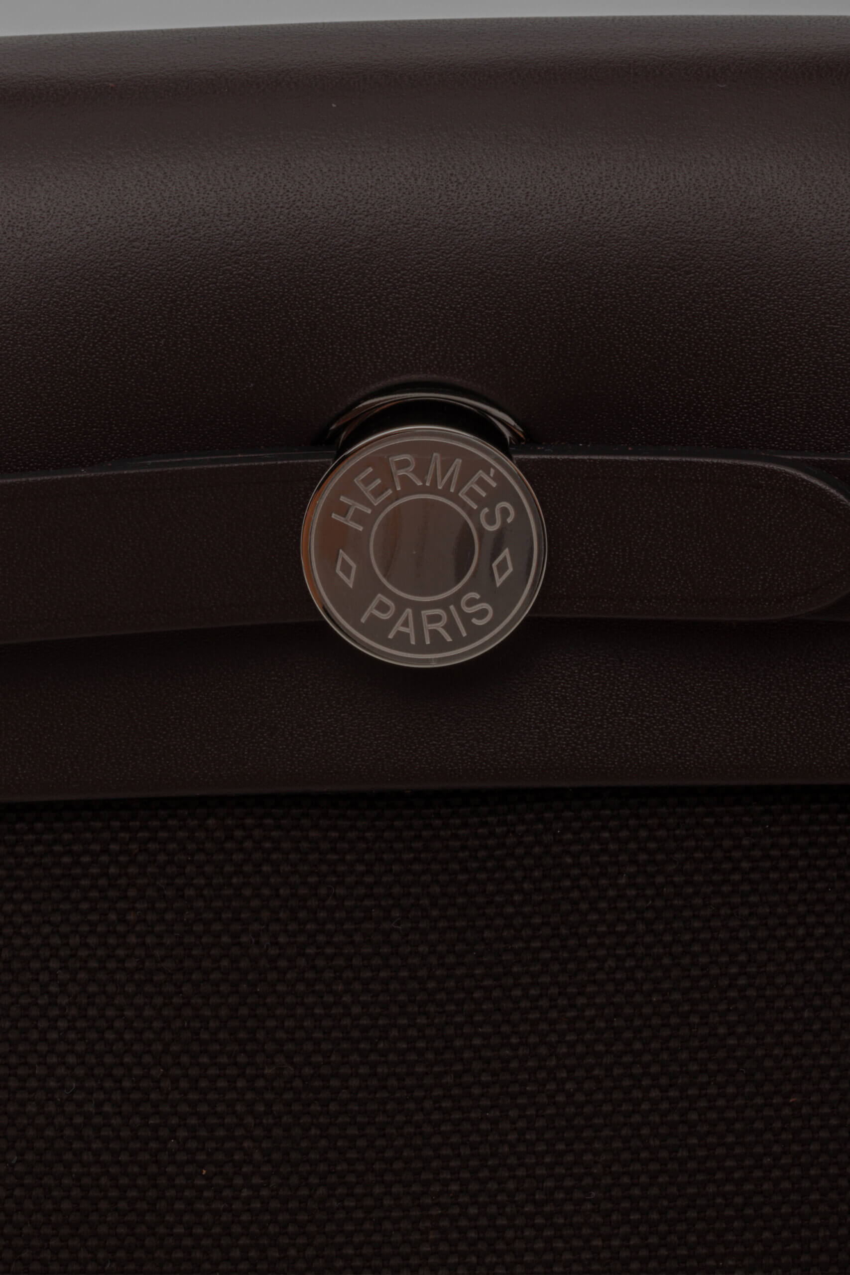 <span style="font-size: 10px; color: rgb(101, 101, 101);letter-spacing: .15em;">HARD TO FIND</span><br><strong>HERMES </strong><br><div style="margin-top:10px; font-size:16px;"> Herbag Zip RT 31 Toile Militaire Vache Hunter Dark Bronze Ebene Bag </div><br> - Image 10