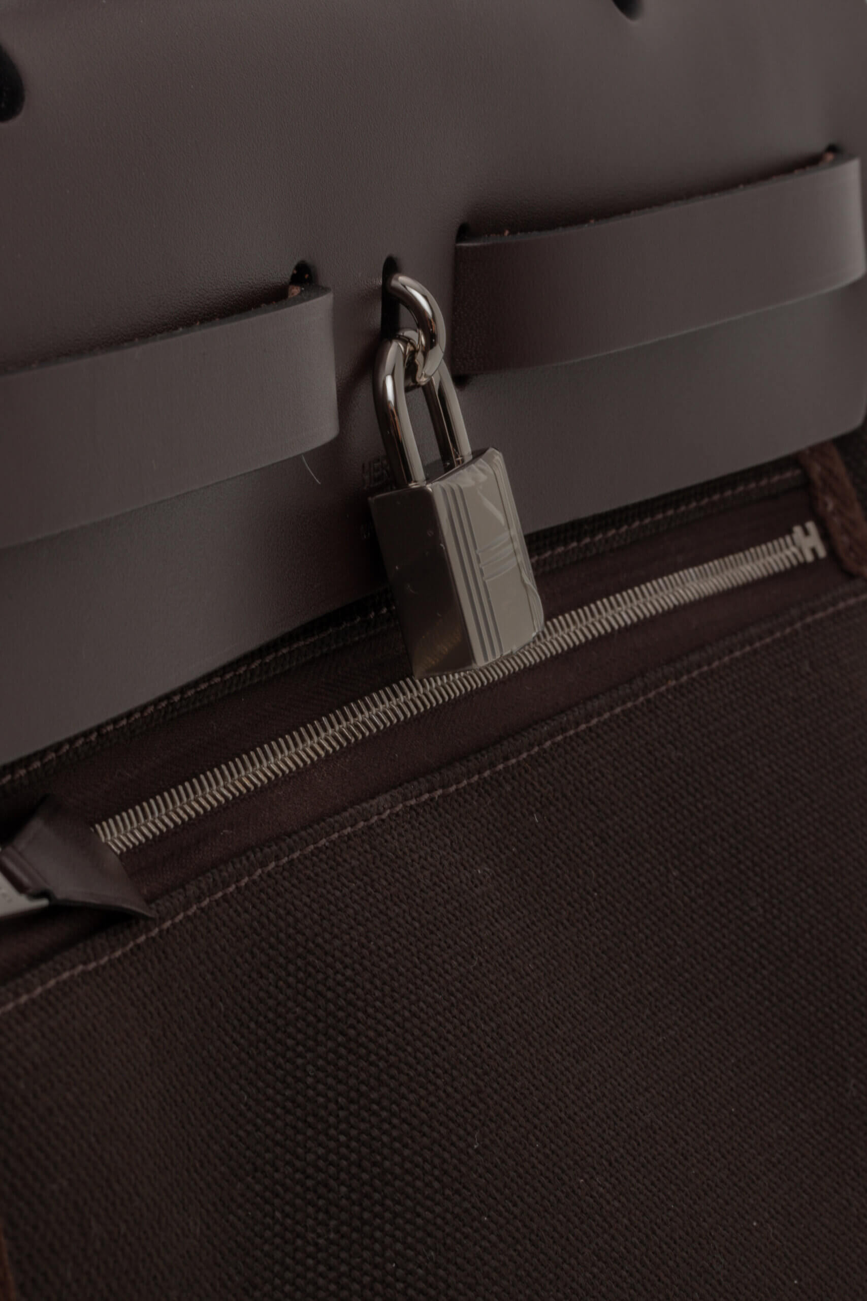 <span style="font-size: 10px; color: rgb(101, 101, 101);letter-spacing: .15em;">HARD TO FIND</span><br><strong>HERMES </strong><br><div style="margin-top:10px; font-size:16px;"> Herbag Zip RT 31 Toile Militaire Vache Hunter Dark Bronze Ebene Bag </div><br> - Image 14