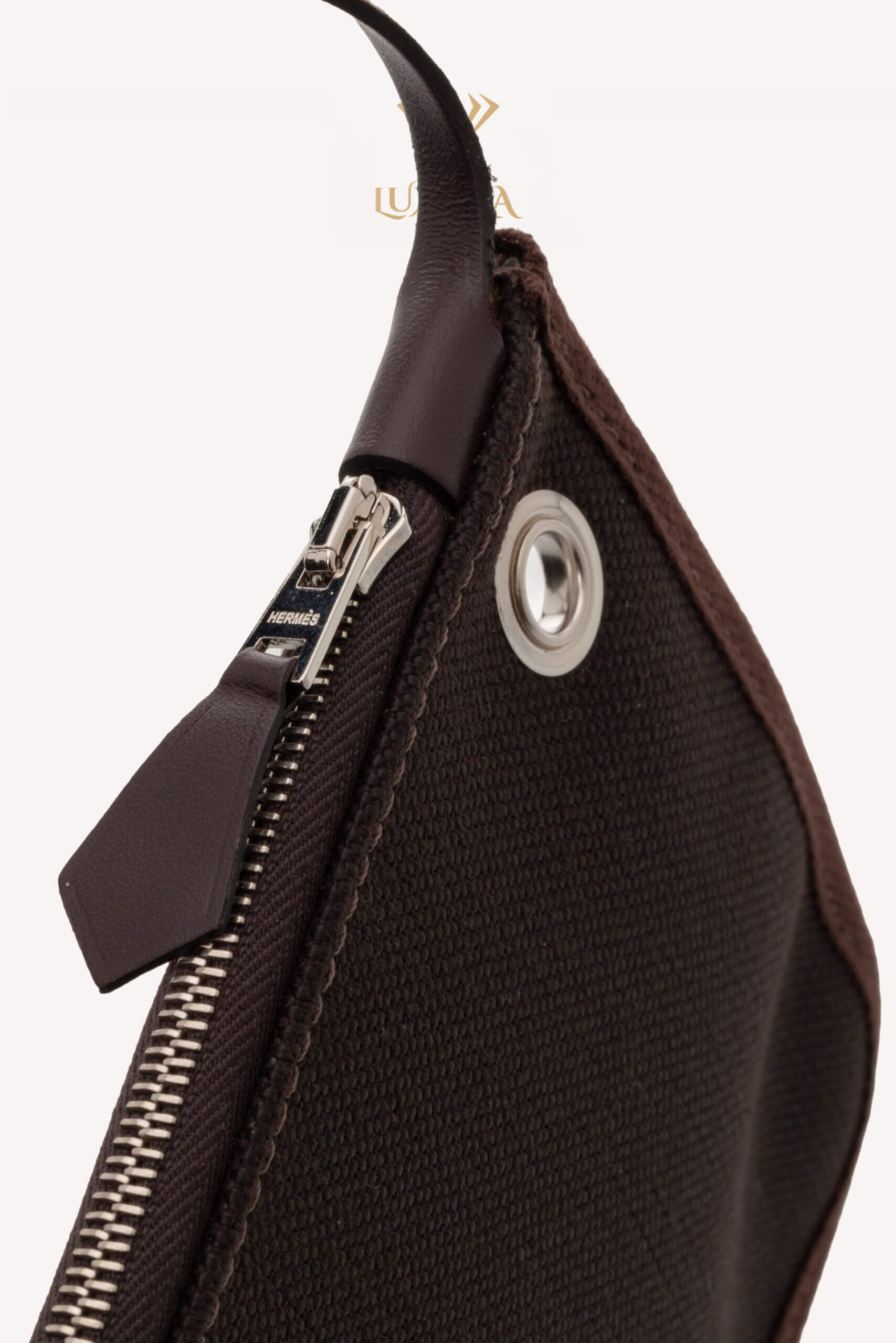 <span style="font-size: 10px; color: rgb(101, 101, 101);letter-spacing: .15em;">HARD TO FIND</span><br><strong>HERMES </strong><br><div style="margin-top:10px; font-size:16px;"> Herbag Zip RT 31 Toile Militaire Vache Hunter Dark Bronze Ebene Bag </div><br> - Image 13
