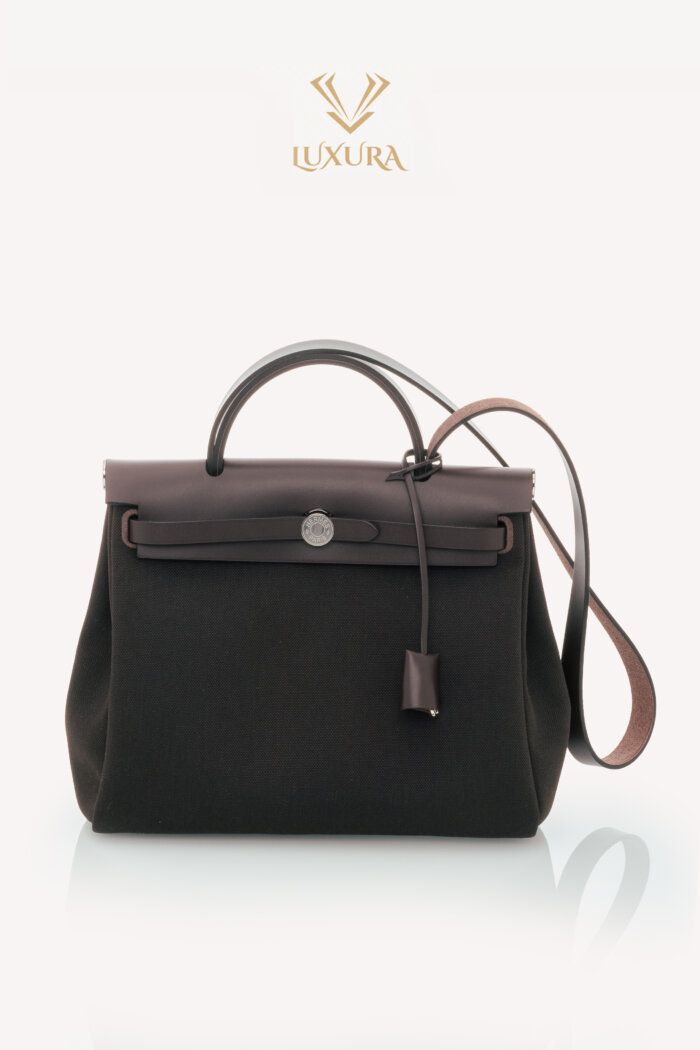 <span style="font-size: 10px; color: rgb(101, 101, 101);letter-spacing: .15em;">HARD TO FIND</span><br><strong>HERMES </strong><br><div style="margin-top:10px; font-size:16px;"> Herbag Zip RT 31 Toile Militaire Vache Hunter Dark Bronze Ebene Bag </div><br>