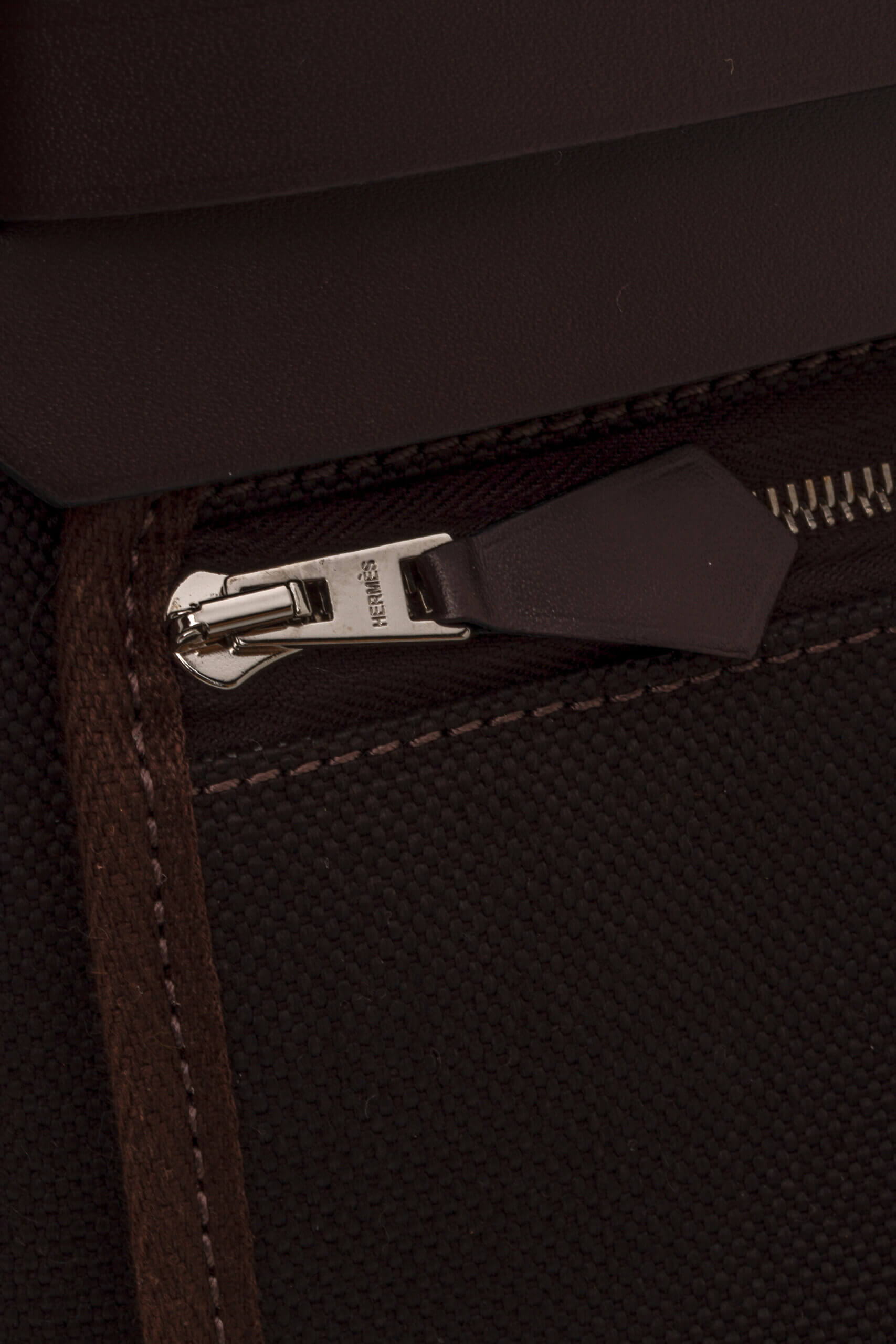 <span style="font-size: 10px; color: rgb(101, 101, 101);letter-spacing: .15em;">HARD TO FIND</span><br><strong>HERMES </strong><br><div style="margin-top:10px; font-size:16px;"> Herbag Zip RT 31 Toile Militaire Vache Hunter Dark Bronze Ebene Bag </div><br> - Image 16