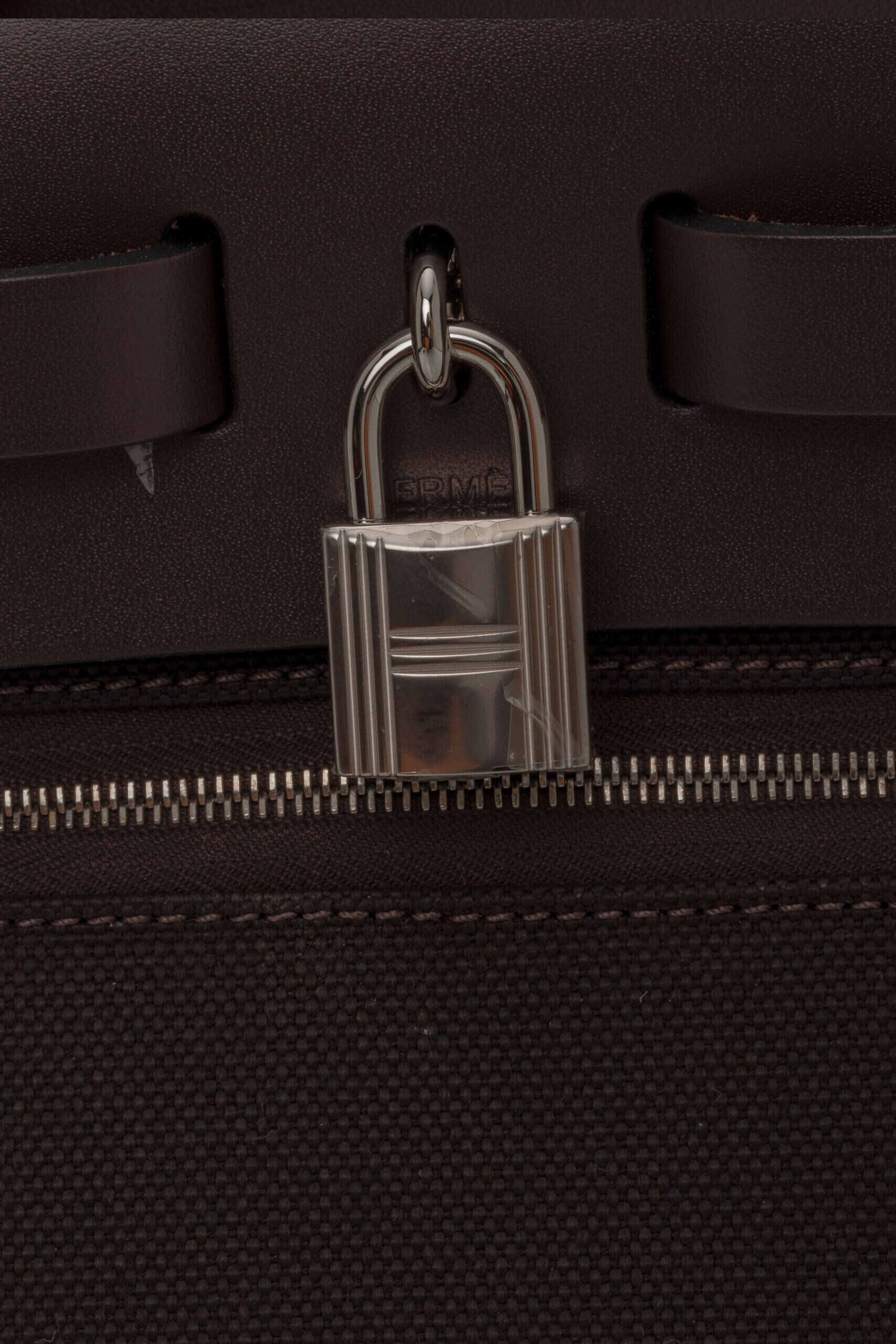 <span style="font-size: 10px; color: rgb(101, 101, 101);letter-spacing: .15em;">HARD TO FIND</span><br><strong>HERMES </strong><br><div style="margin-top:10px; font-size:16px;"> Herbag Zip RT 31 Toile Militaire Vache Hunter Dark Bronze Ebene Bag </div><br> - Image 17