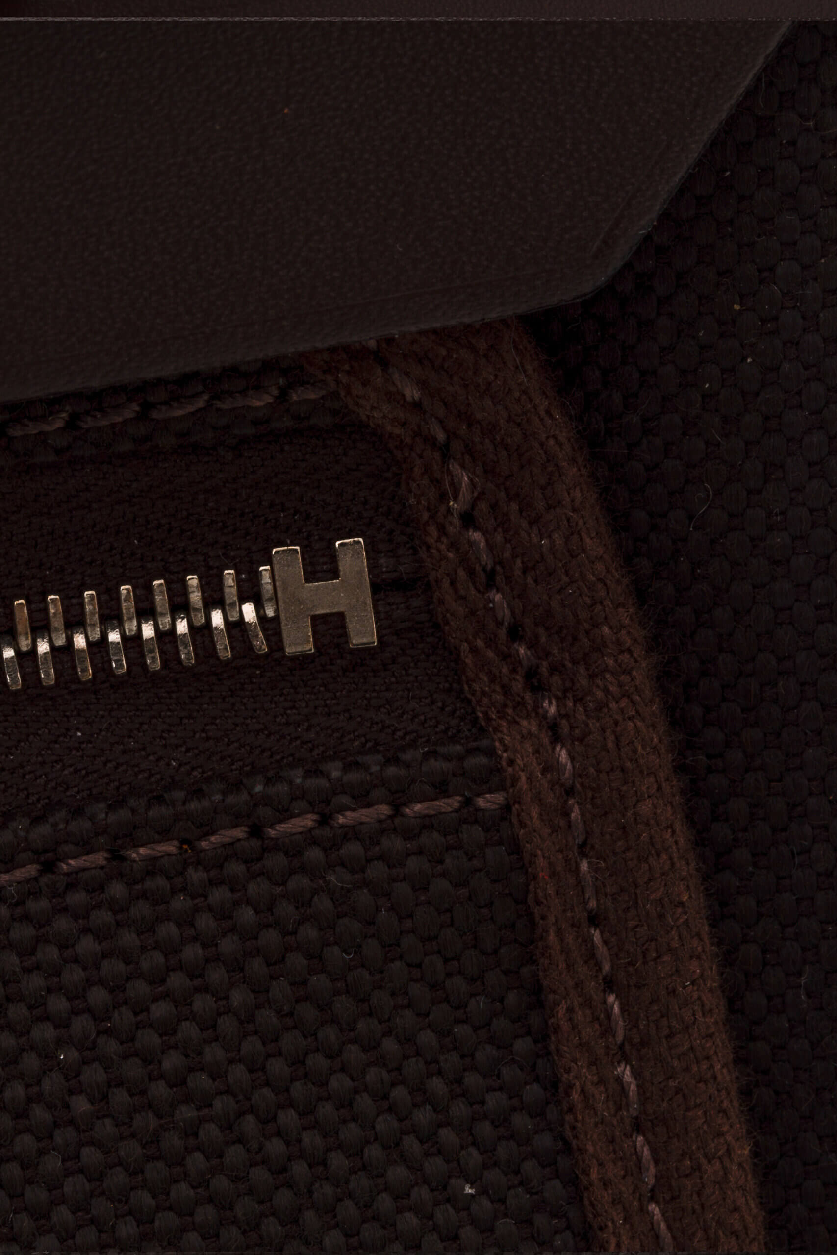 <span style="font-size: 10px; color: rgb(101, 101, 101);letter-spacing: .15em;">HARD TO FIND</span><br><strong>HERMES </strong><br><div style="margin-top:10px; font-size:16px;"> Herbag Zip RT 31 Toile Militaire Vache Hunter Dark Bronze Ebene Bag </div><br> - Image 18