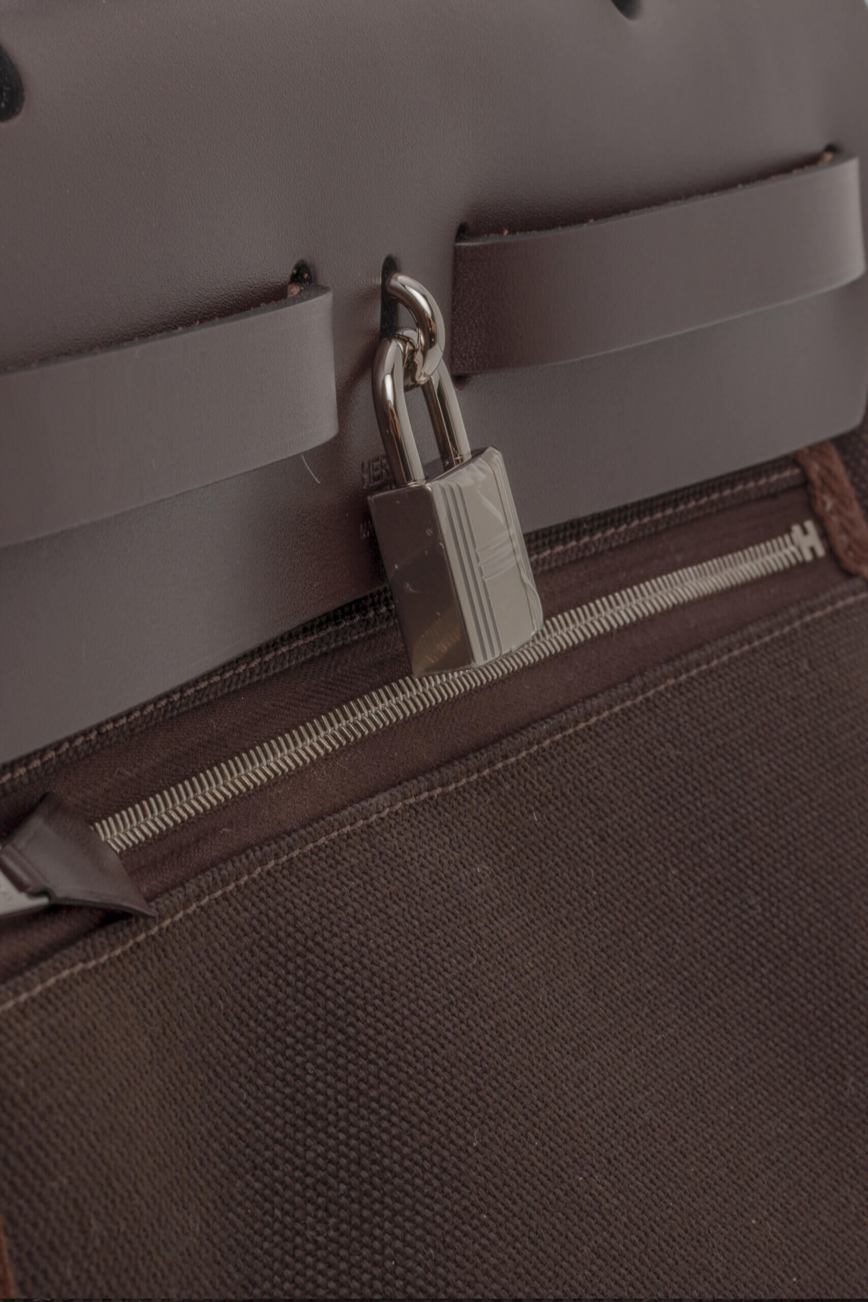 <span style="font-size: 10px; color: rgb(101, 101, 101);letter-spacing: .15em;">HARD TO FIND</span><br><strong>HERMES </strong><br><div style="margin-top:10px; font-size:16px;"> Herbag Zip RT 31 Toile Militaire Vache Hunter Dark Bronze Ebene Bag </div><br> - Image 19