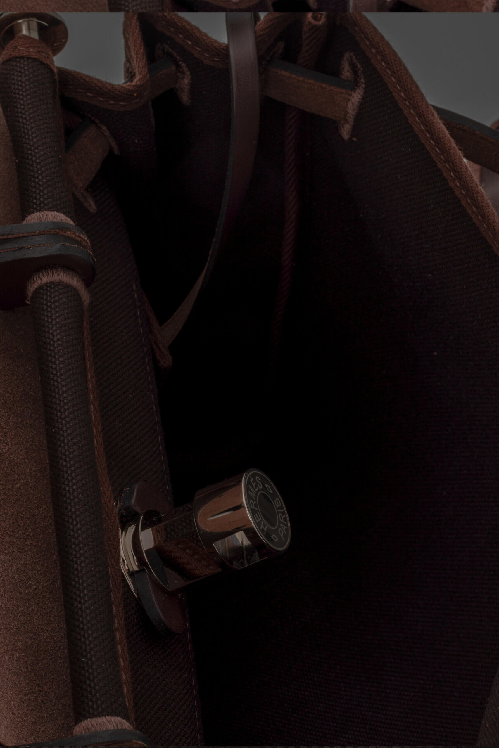 <span style="font-size: 10px; color: rgb(101, 101, 101);letter-spacing: .15em;">HARD TO FIND</span><br><strong>HERMES </strong><br><div style="margin-top:10px; font-size:16px;"> Herbag Zip RT 31 Toile Militaire Vache Hunter Dark Bronze Ebene Bag </div><br> - Image 21