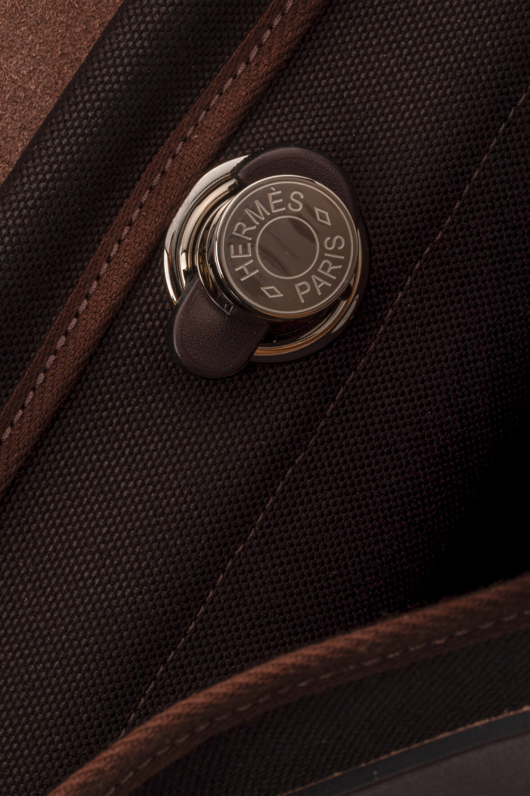 <span style="font-size: 10px; color: rgb(101, 101, 101);letter-spacing: .15em;">HARD TO FIND</span><br><strong>HERMES </strong><br><div style="margin-top:10px; font-size:16px;"> Herbag Zip RT 31 Toile Militaire Vache Hunter Dark Bronze Ebene Bag </div><br> - Image 23