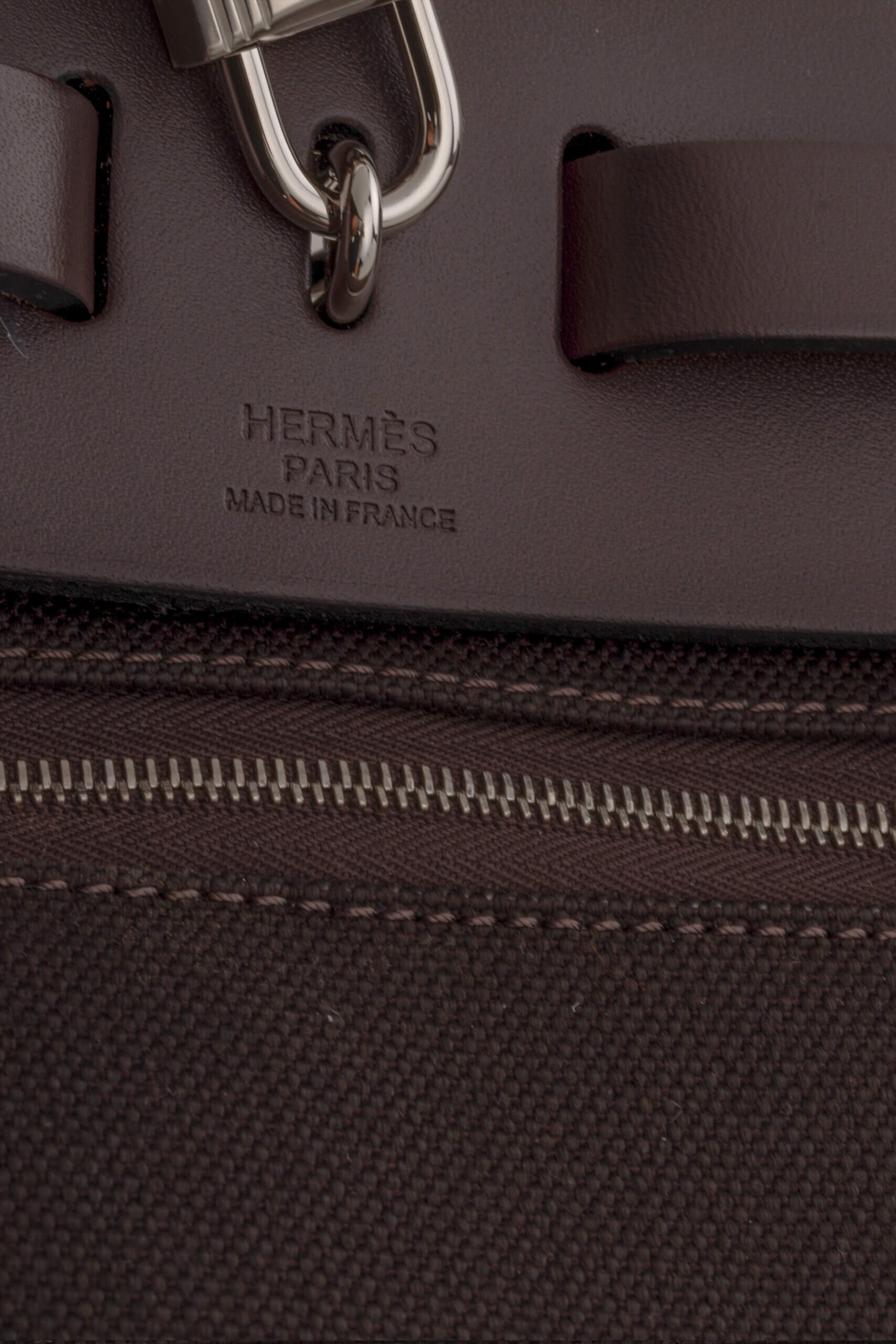 <span style="font-size: 10px; color: rgb(101, 101, 101);letter-spacing: .15em;">HARD TO FIND</span><br><strong>HERMES </strong><br><div style="margin-top:10px; font-size:16px;"> Herbag Zip RT 31 Toile Militaire Vache Hunter Dark Bronze Ebene Bag </div><br> - Image 24