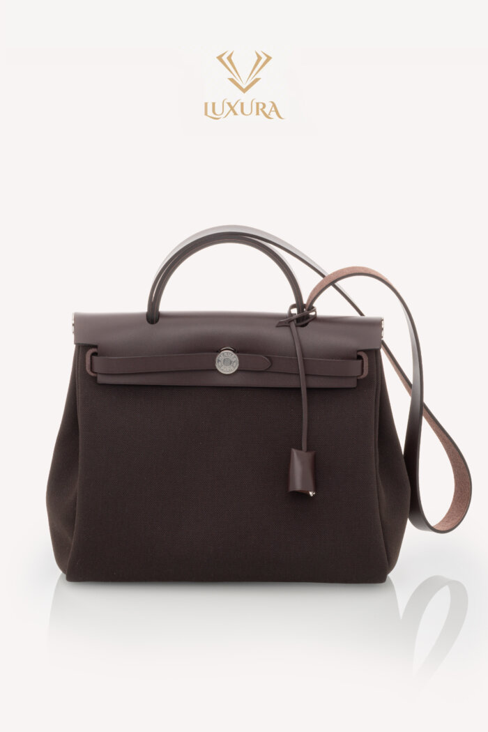 <span style="font-size: 10px; color: rgb(101, 101, 101);letter-spacing: .15em;">HARD TO FIND</span><br><strong>HERMES </strong><br><div style="margin-top:10px; font-size:16px;"> Herbag Zip RT 31 Toile Militaire Vache Hunter Dark Bronze Ebene Bag </div><br>