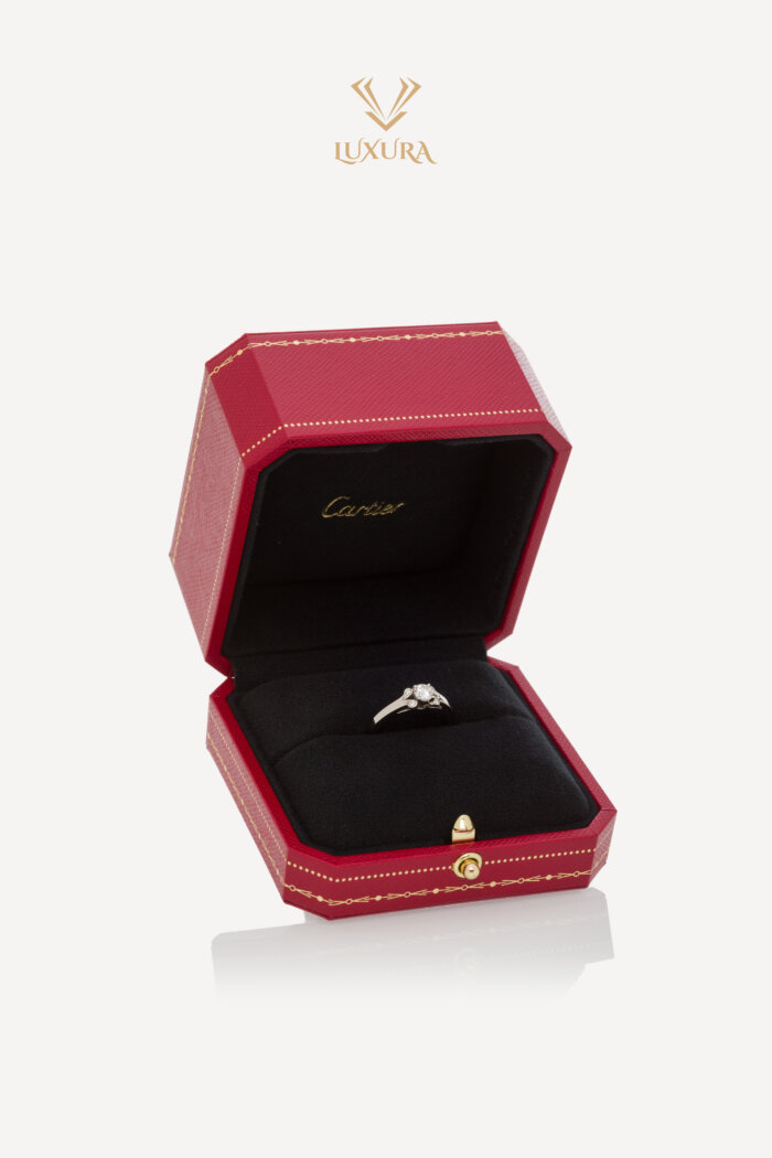 <span style="font-size: 10px; color: rgb(101, 101, 101);letter-spacing: .15em;">BEST DEAL</span><br><strong> CARTIER </strong><br><div style="margin-top:10px; font-size:16px;">Diamond Solitaire Ballerine Platinum Ring 52 </div><br>