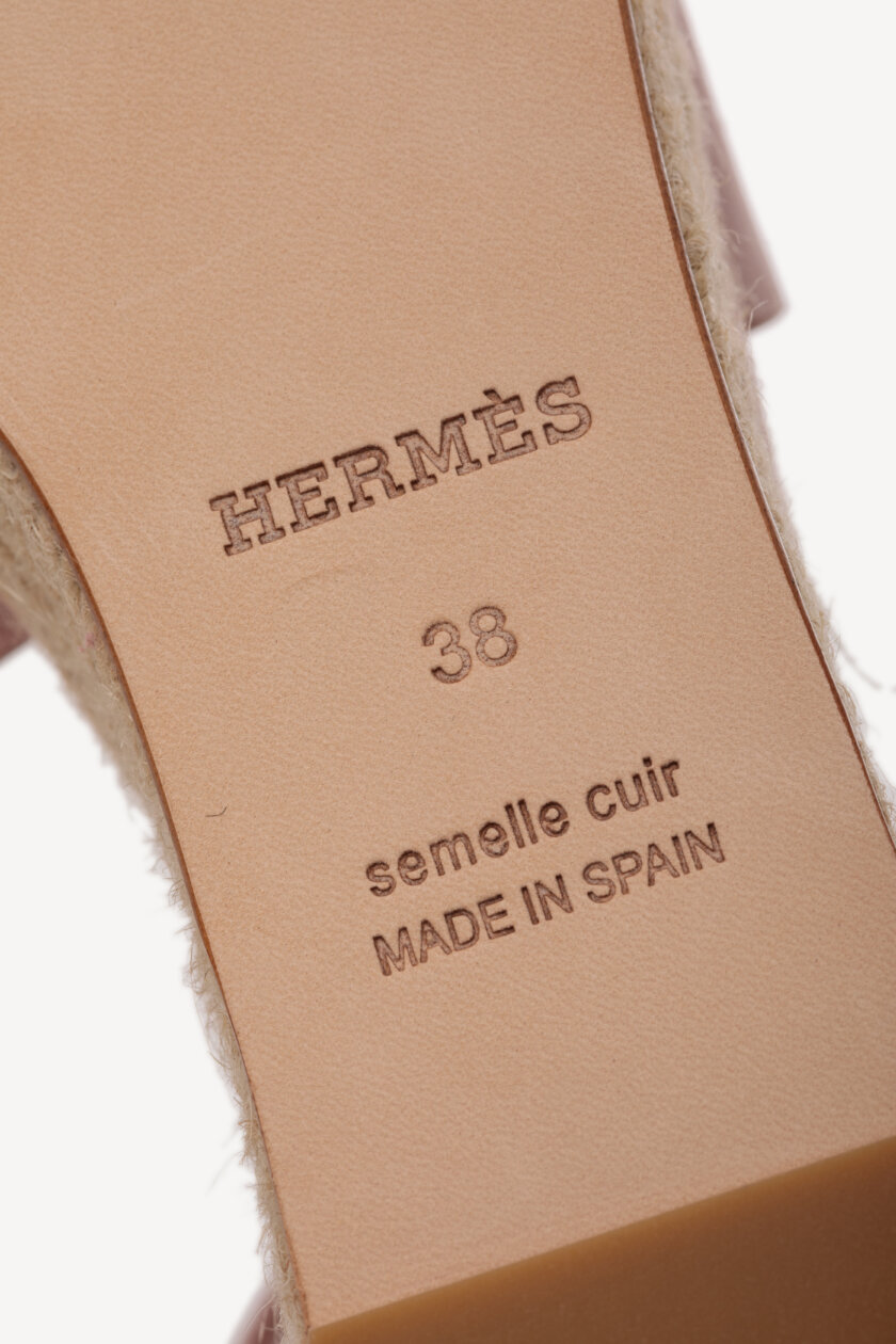 <span style="font-size: 10px; color: rgb(101, 101, 101);letter-spacing: .15em;">HARD TO FIND</span><br><strong> HERMES </strong><br><div style="margin-top:10px; font-size:16px;">Elda Espadrille Rose Aquarelle 38</div><br> - Image 15