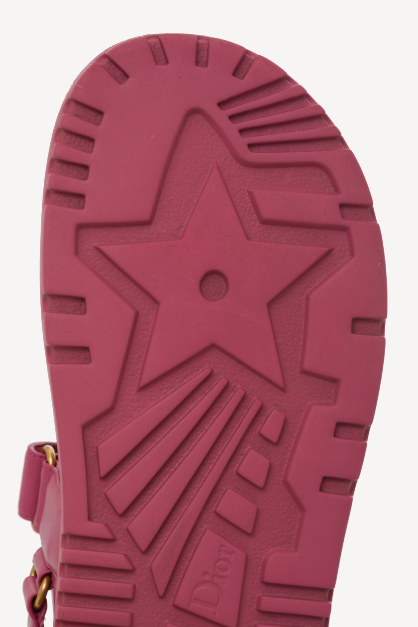 <span style="font-size: 10px; color: rgb(101, 101, 101);letter-spacing: .15em;">BEST DEAL</span><br><strong> DIOR </strong><br><div style="margin-top:10px; font-size:16px;">Dioract Sandal Pink Lambskin 38</div><br> - Image 15