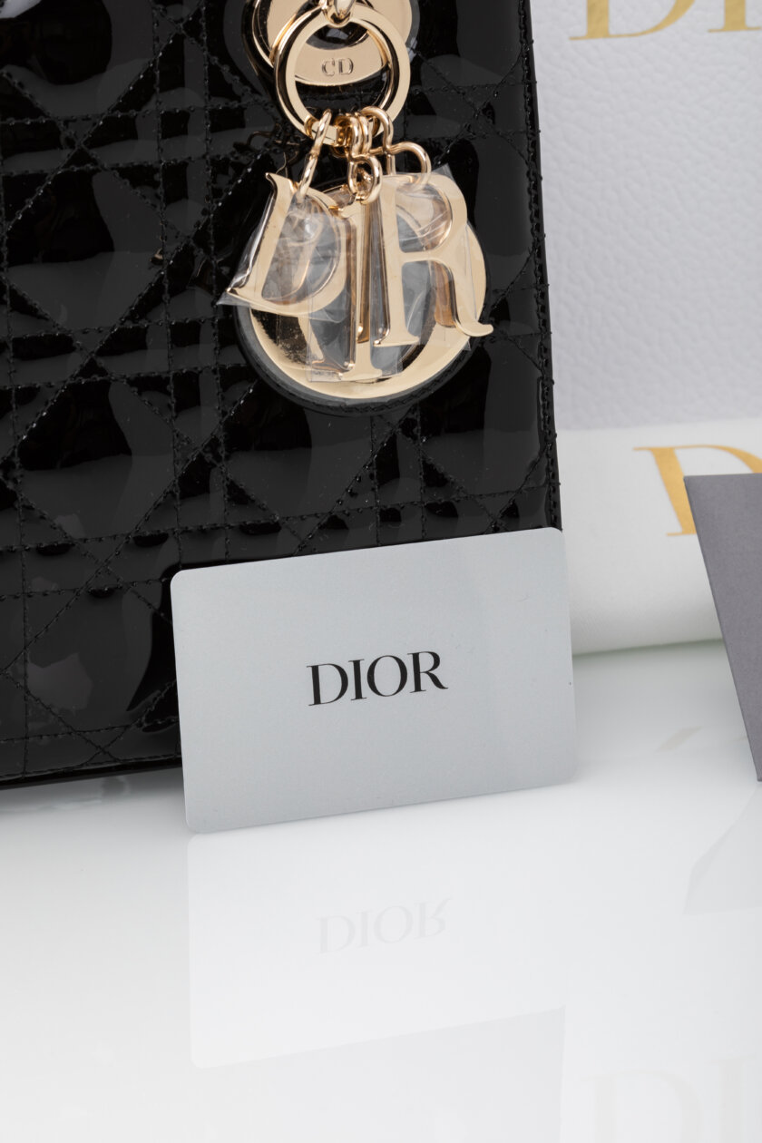 <span style="font-size: 10px; color: rgb(101, 101, 101);letter-spacing: .15em;">HARD TO FIND</span><br><strong> DIOR </strong><br><div style="margin-top:10px; font-size:16px;">Medium Lady Dior Bag Black Patent Cannage Calfskin </div><br> - Image 18
